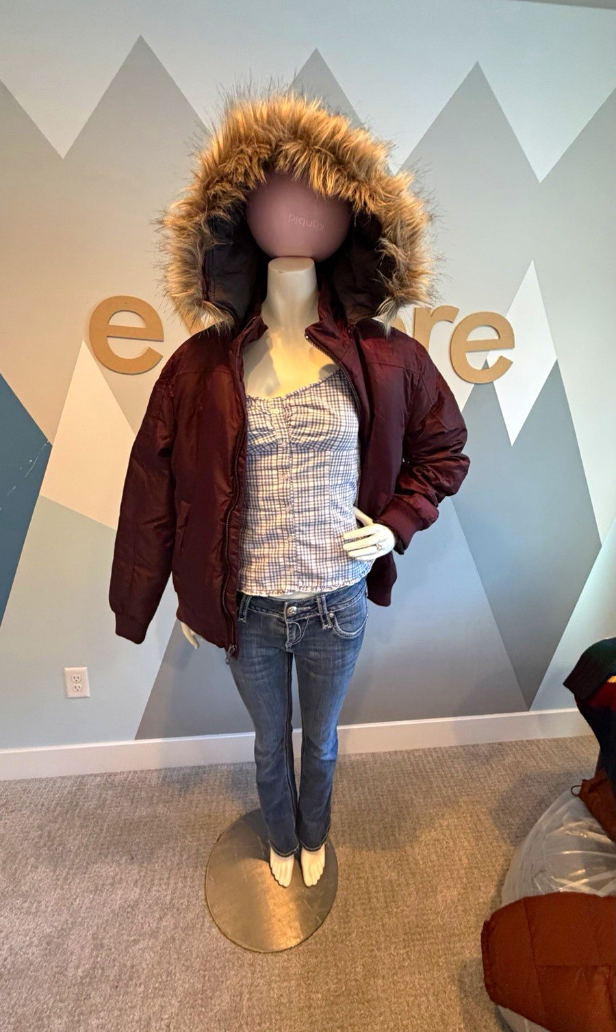 GUESS Women\'s Burgundy Puffer Jacket Faux Fur Trim Hood Full Zip Pockets XL GUESS Women\'s Burgundy Puffer Jacket Faux Fur Trim Hood Full Zip Pockets XL