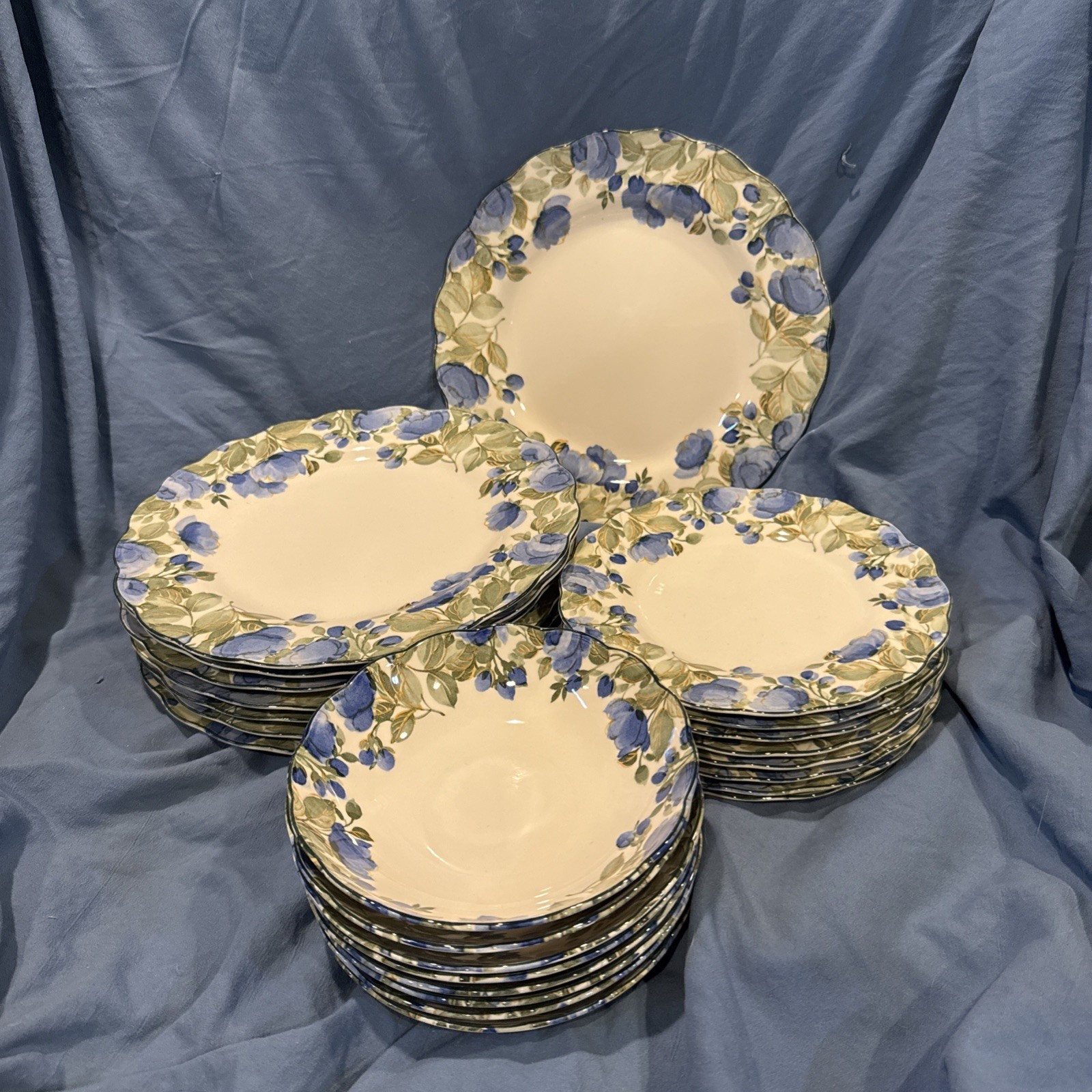 Nikko Flirtatious Blue Floral Scalloped Japan Fine Tableware 24 Pieces