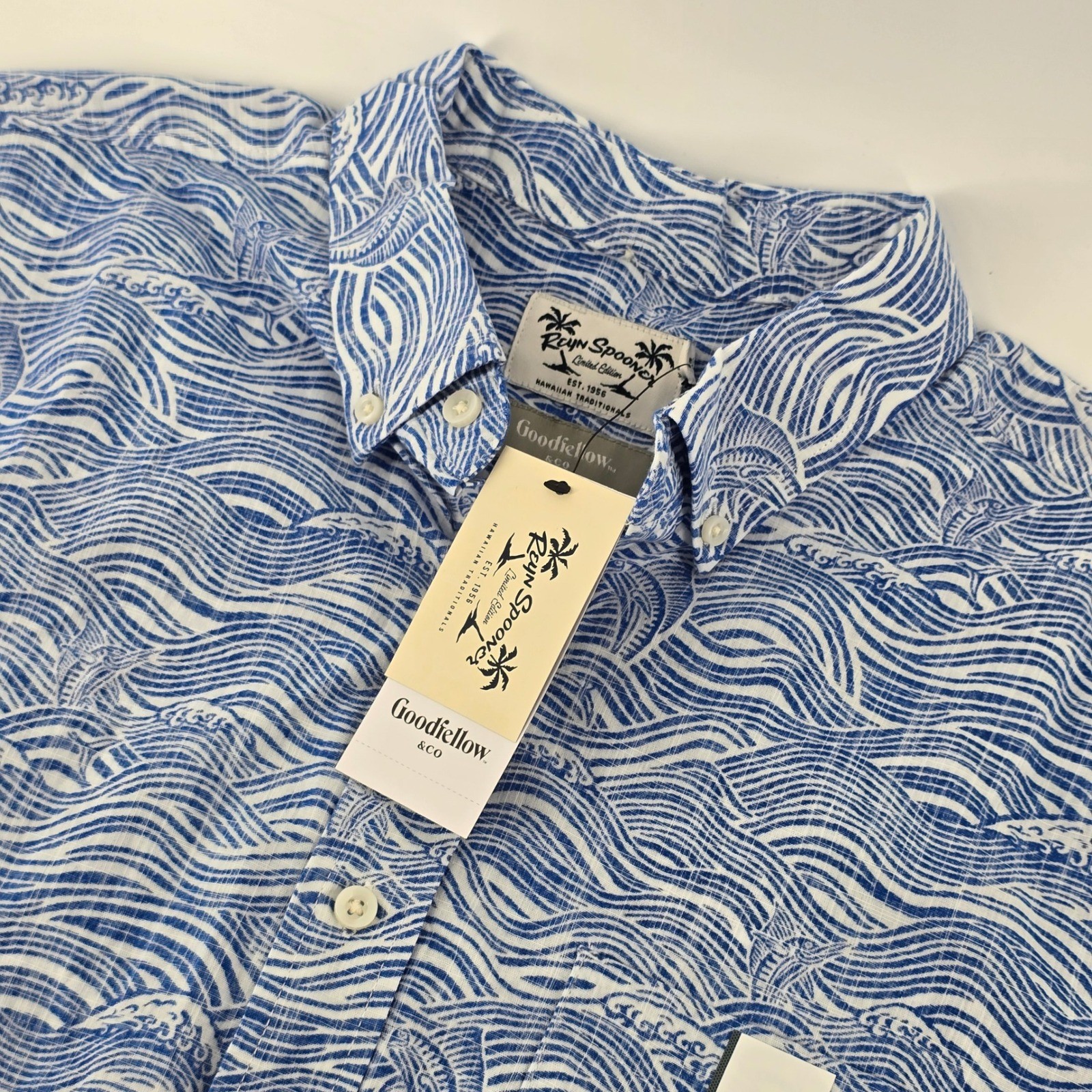 Reyn Spooner Goodfellow Mens Medium Blue White Wave Print Short Sleeve Shirt NWT