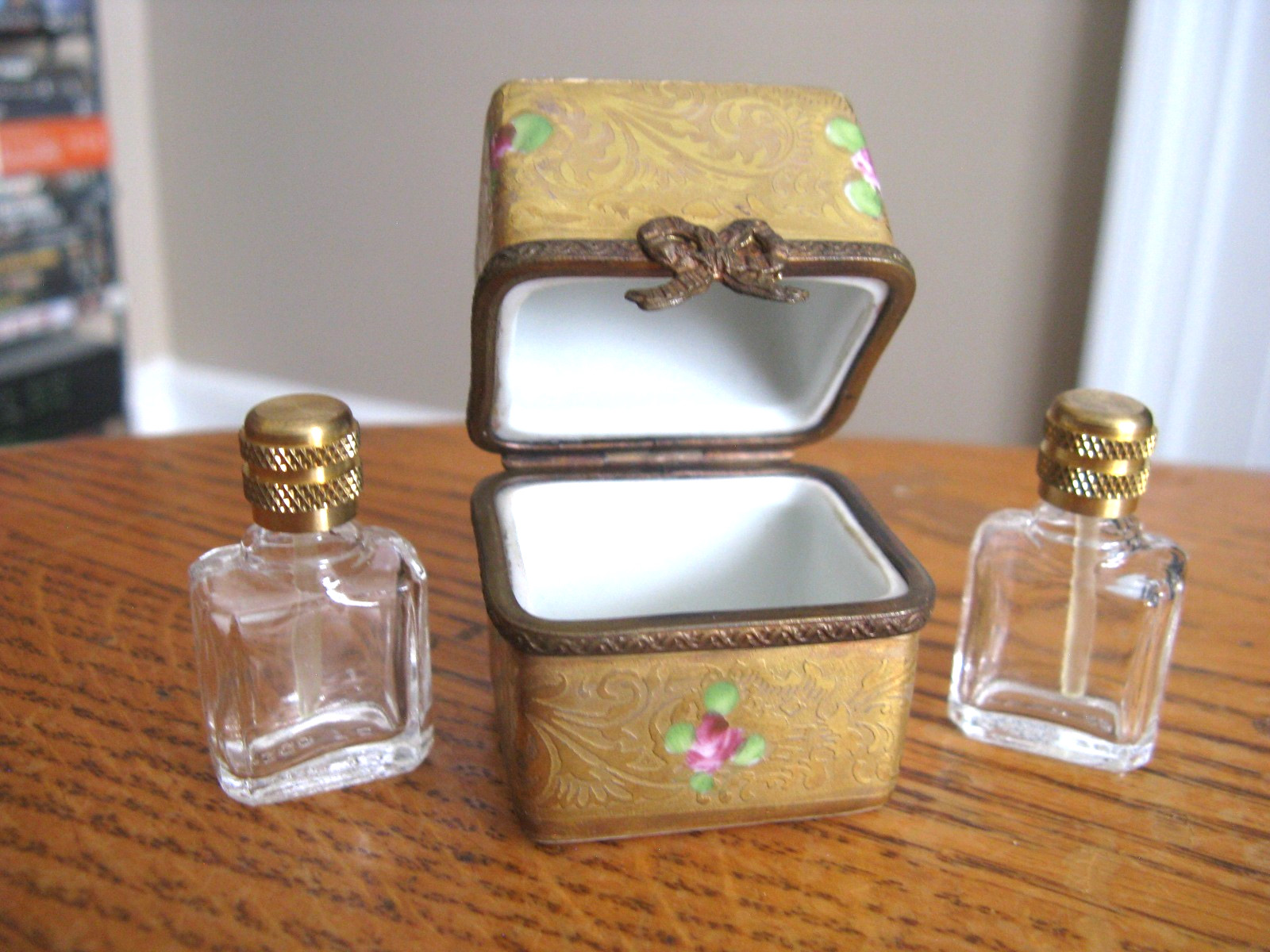 JD Peint La Main Dumont Limoges France Gilded & Pink Roses Trinket Box w Perfume JD Peint La Main Dumont Limoges France Gilded & Pink Roses Trinket Box w Perfume