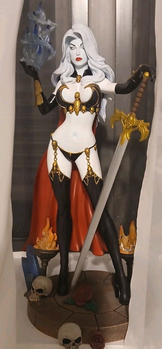 Diamond Select Femme Fatales Lady Death 9\