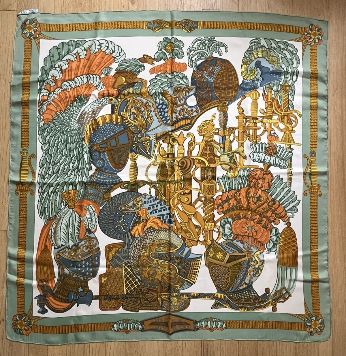 HERMES Armets en Panache Silk Scarf 90 Vintage Green Armor Helmut Carre HERMES Armets en Panache Silk Scarf 90 Vintage Green Armor Helmut Carre