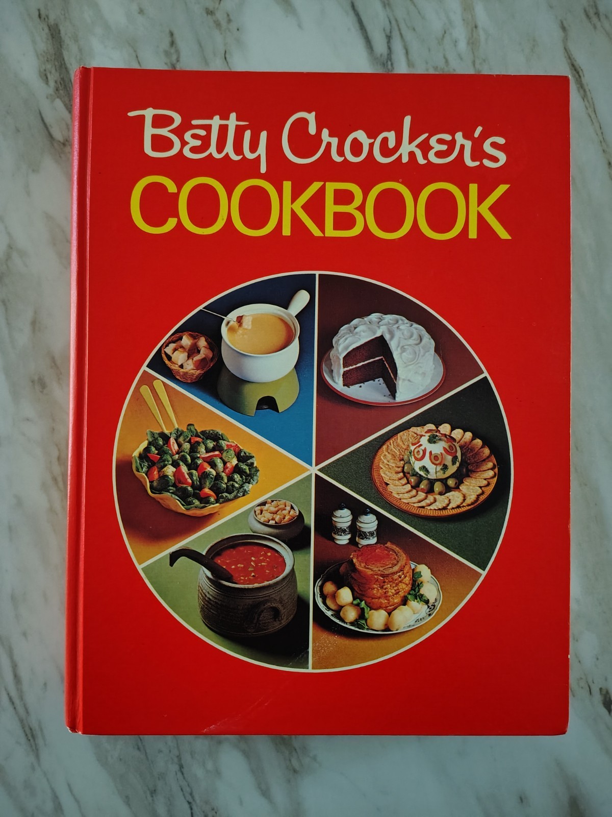 Betty Crocker's Cookbook Vintage 1972 SEARS Holiday Edition PIE COVER Book. Betty Crocker's Cookbook Vintage 1972 SEARS Holiday Edition PIE COVER Book.