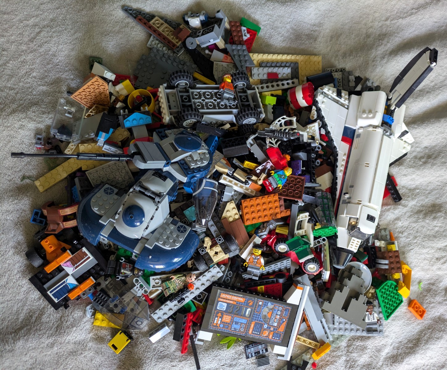 Huge Mixed LEGO Lot Over 5lbs Parts Pieces Mini Figs Star Wars Space City Huge Mixed LEGO Lot Over 5lbs Parts Pieces Mini Figs Star Wars Space City