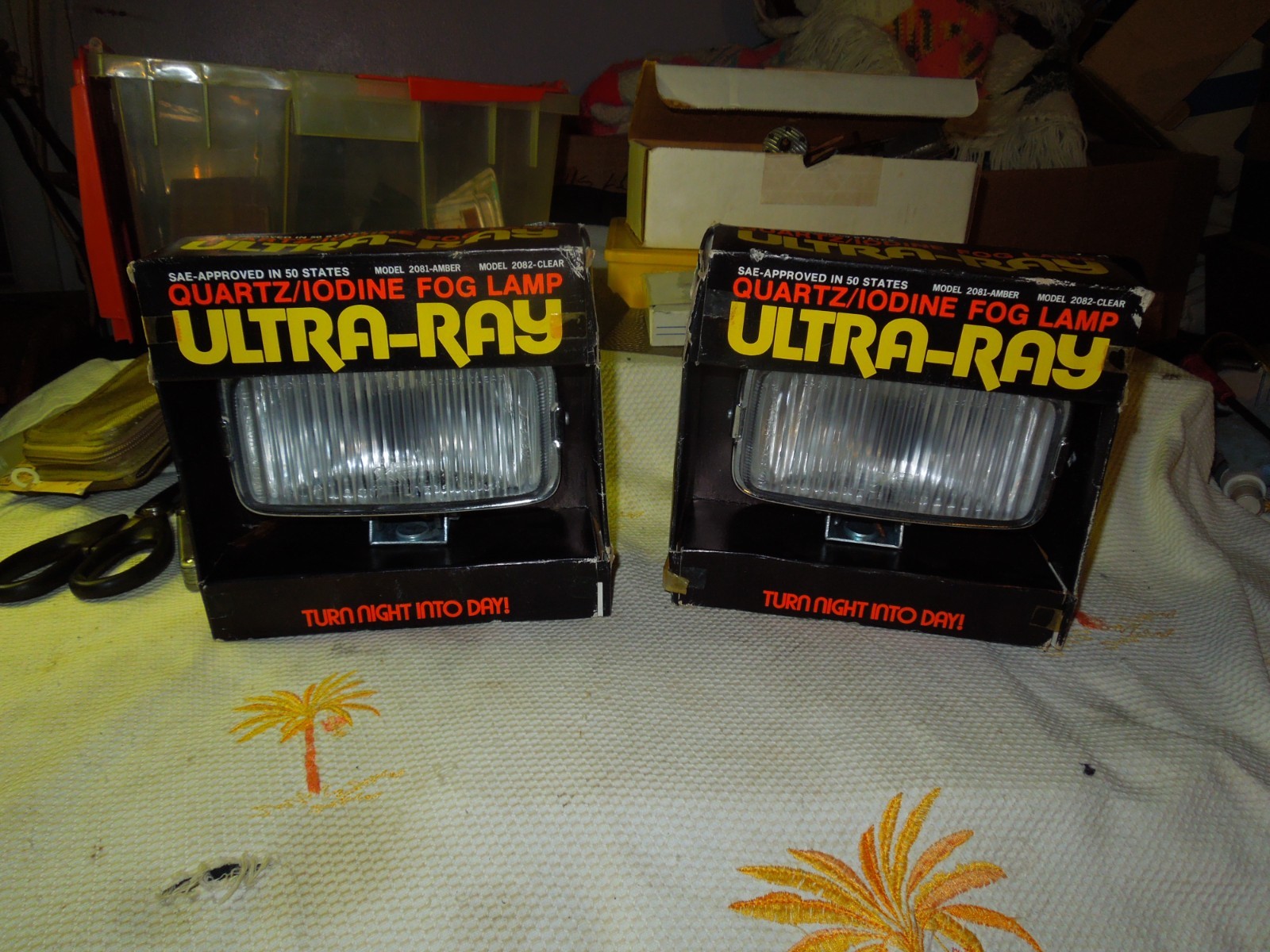 PAIR NOS VINTAGE STARLITE ULTRA-RAY FOG LIGHTS MODEL 2082 CLEAR QUARTZ 2 BOXES PAIR NOS VINTAGE STARLITE ULTRA-RAY FOG LIGHTS MODEL 2082 CLEAR QUARTZ 2 BOXES