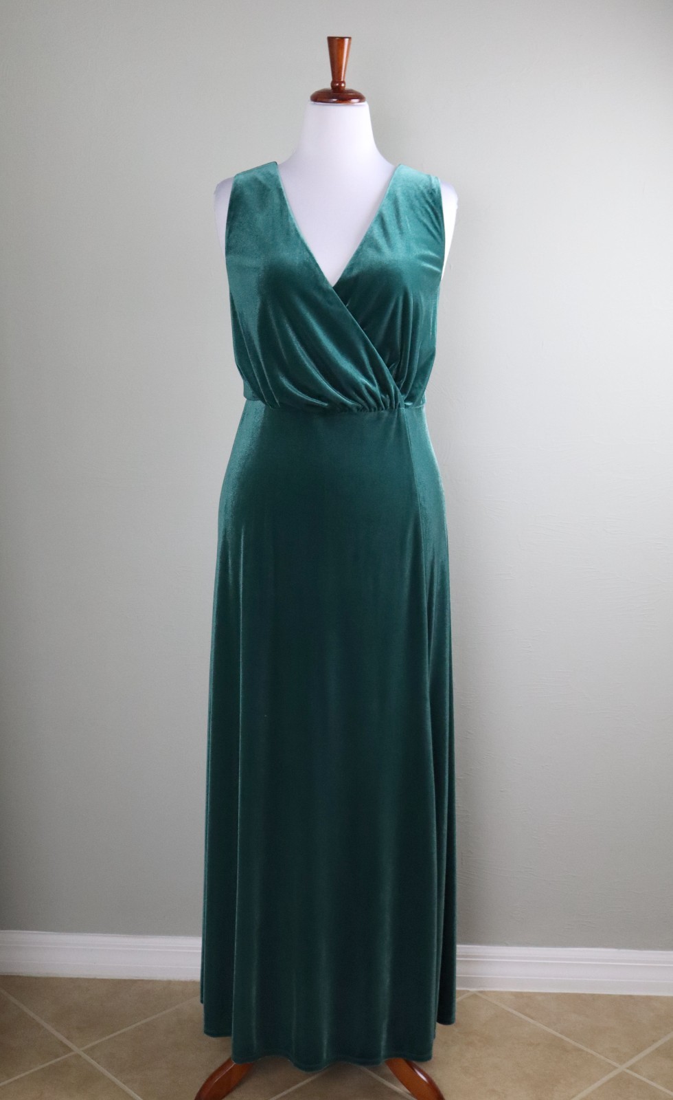 TORRID $89 Stretch Velvet Emerald Open Back Maxi Tank Dress Size 3 US 3X