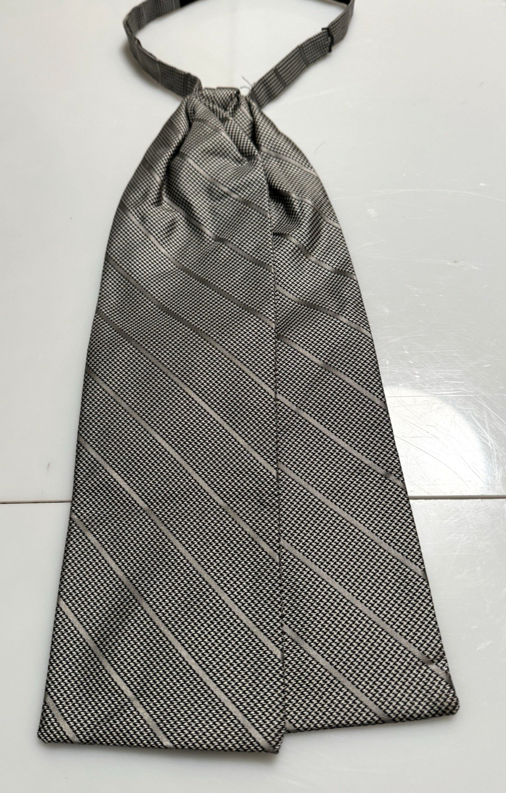 Bijan Men\'s Silk Cravat Adjustable One Size Gray/Black Geometric Woven