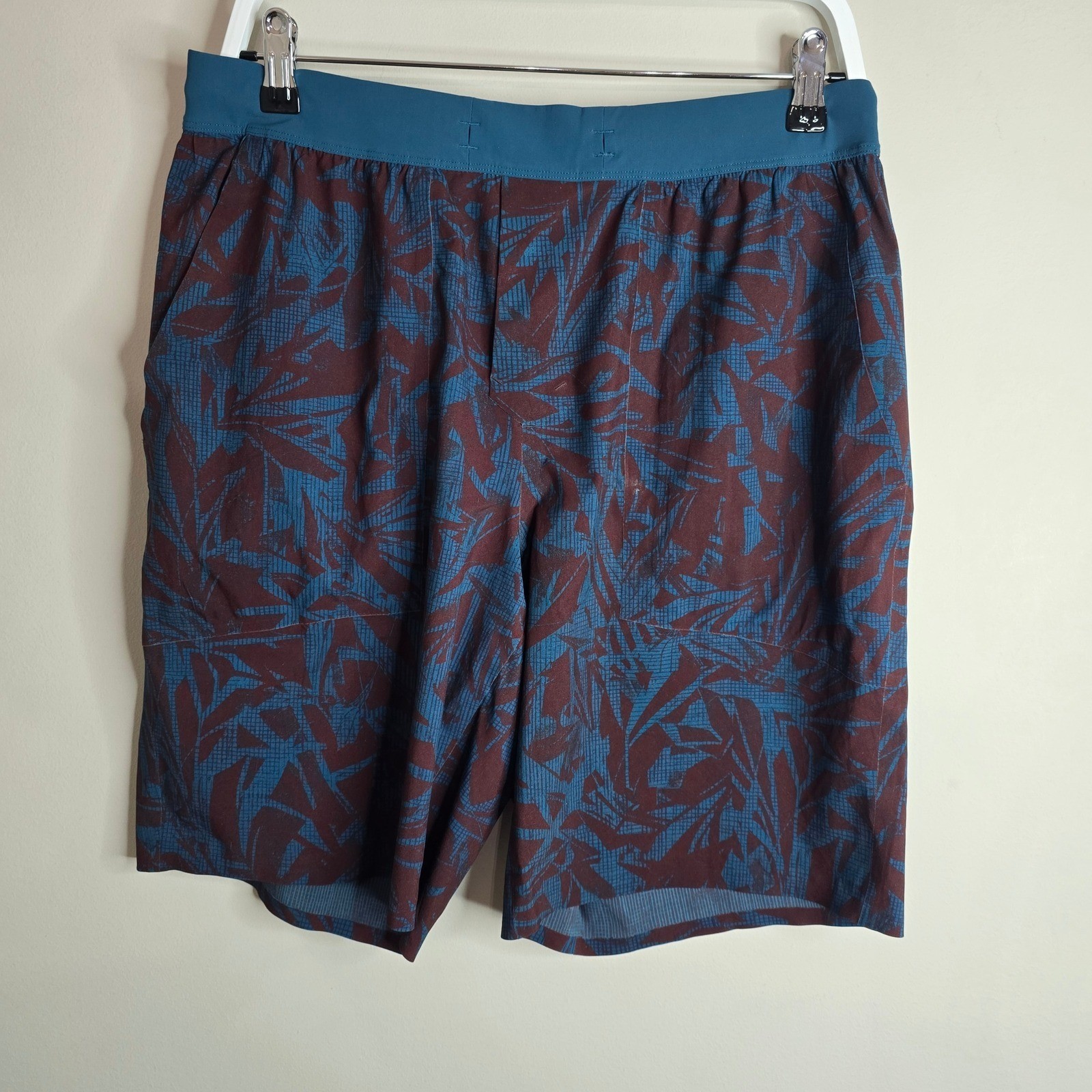 Lululemon Mens 9 Inch Inseam Athletic Shorts Burgundy Teal Palm Leaf Print Large
