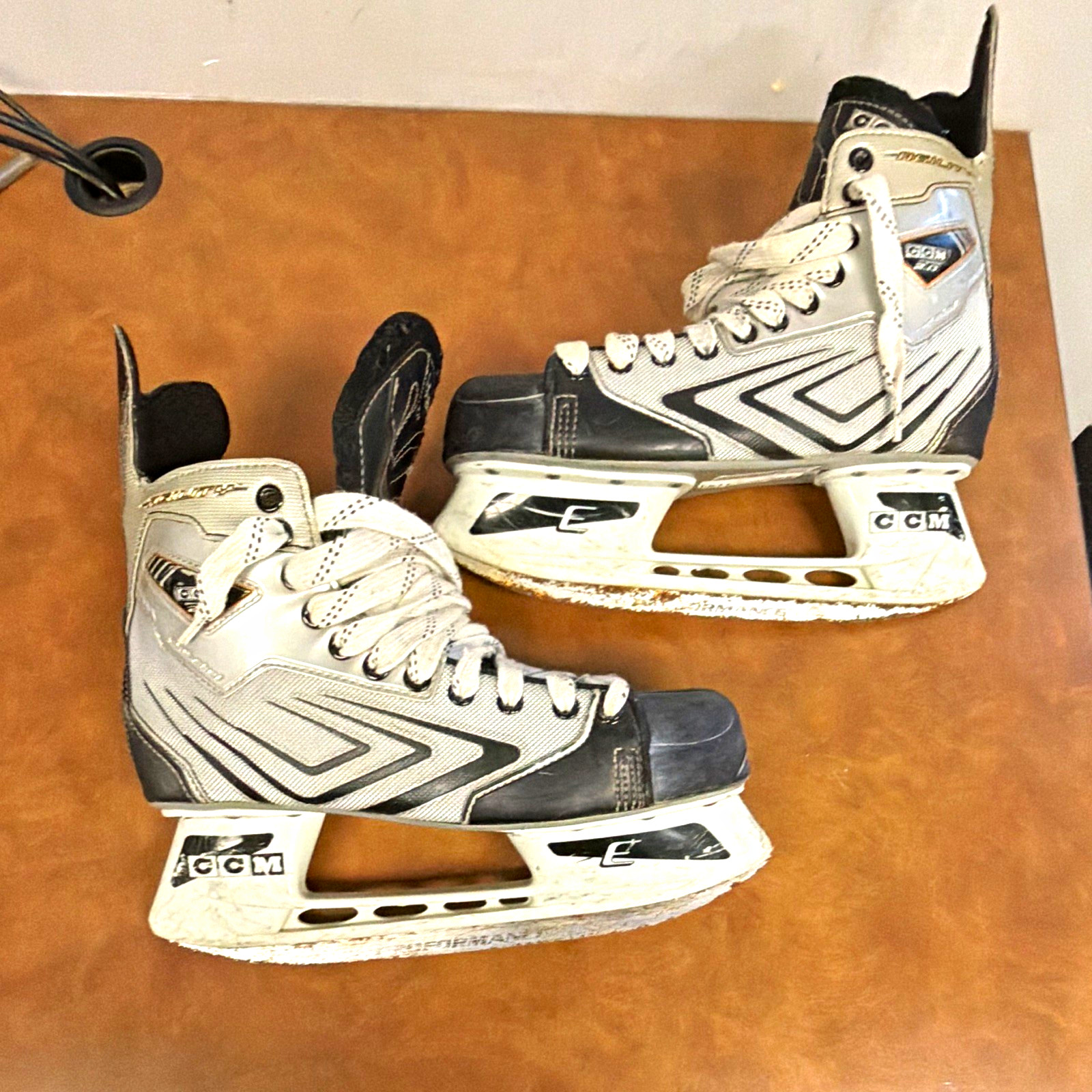 CCM 2.0 Senior Ice Hockey Skates Size 9 Silver/Black/White Stiff Flex