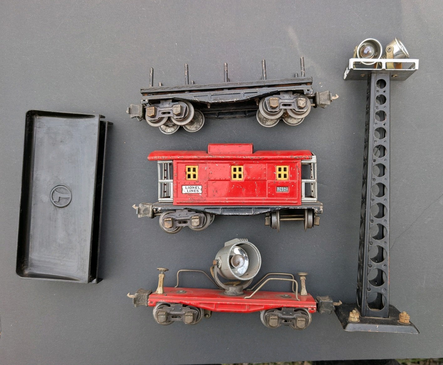 Lot of Vintage LIONEL Lines 8-Wheel O Gauge 2620 Caboose 3659 accessories + MARX Lot of Vintage LIONEL Lines 8-Wheel O Gauge 2620 Caboose 3659 accessories + MARX