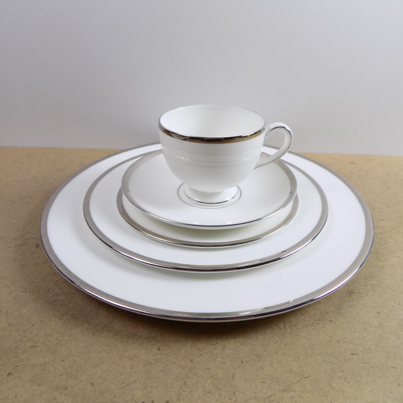 Wedgwood Carlyn 5 Piece Place Setting Cup Saucer Plates Bread Salad Dinner VGC Wedgwood Carlyn 5 Piece Place Setting Cup Saucer Plates Bread Salad Dinner VGC