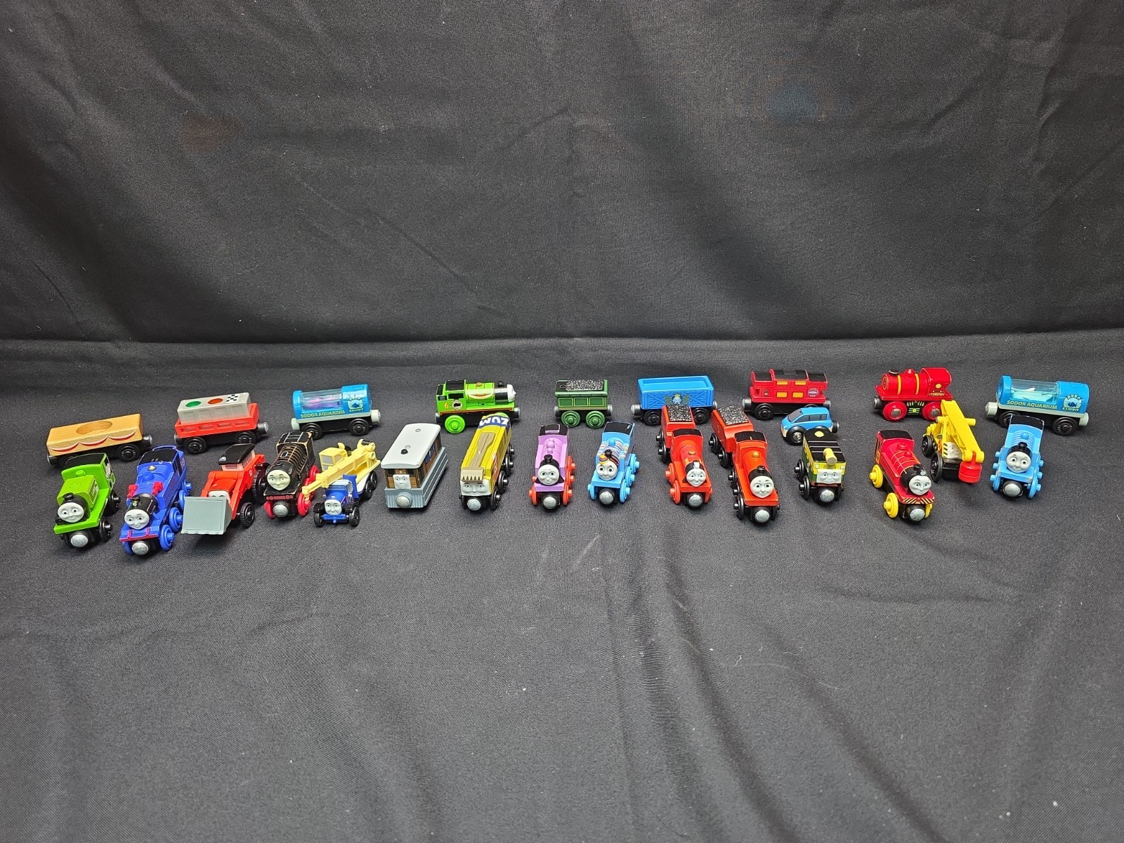 Thomas & Friends Wooden Railway Magnetic Engines & Cars Lot - 27 Total