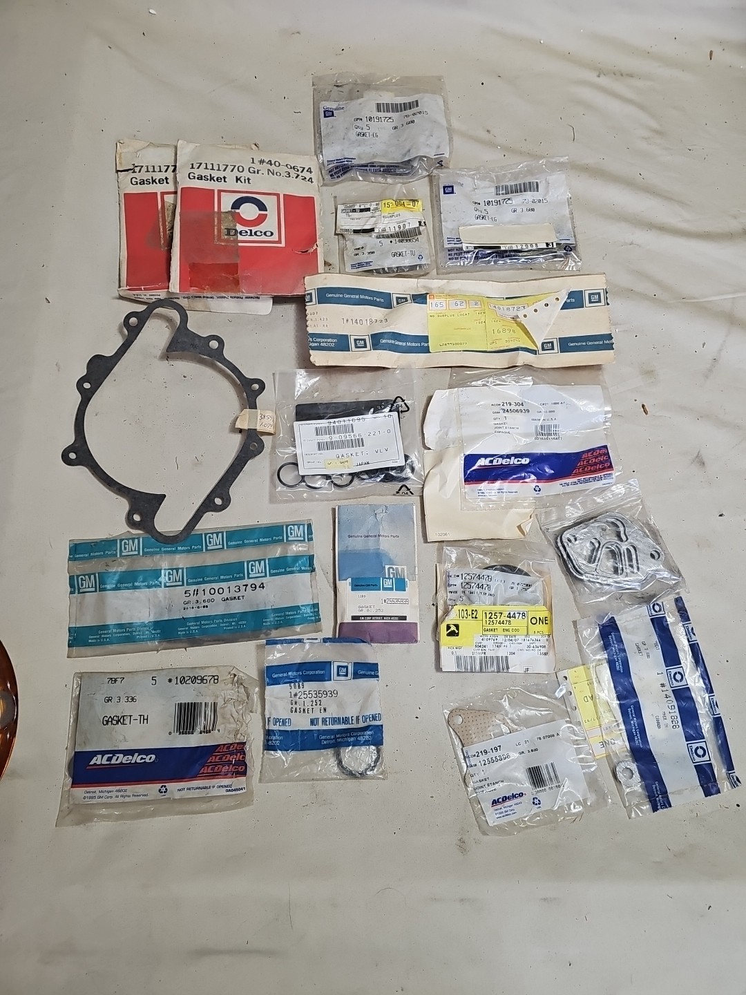 LOT OF 17 NOS OEM GENUINE GENERAL MOTORS GM MIXED GASKETS LOT OF 17 NOS OEM GENUINE GENERAL MOTORS GM MIXED GASKETS