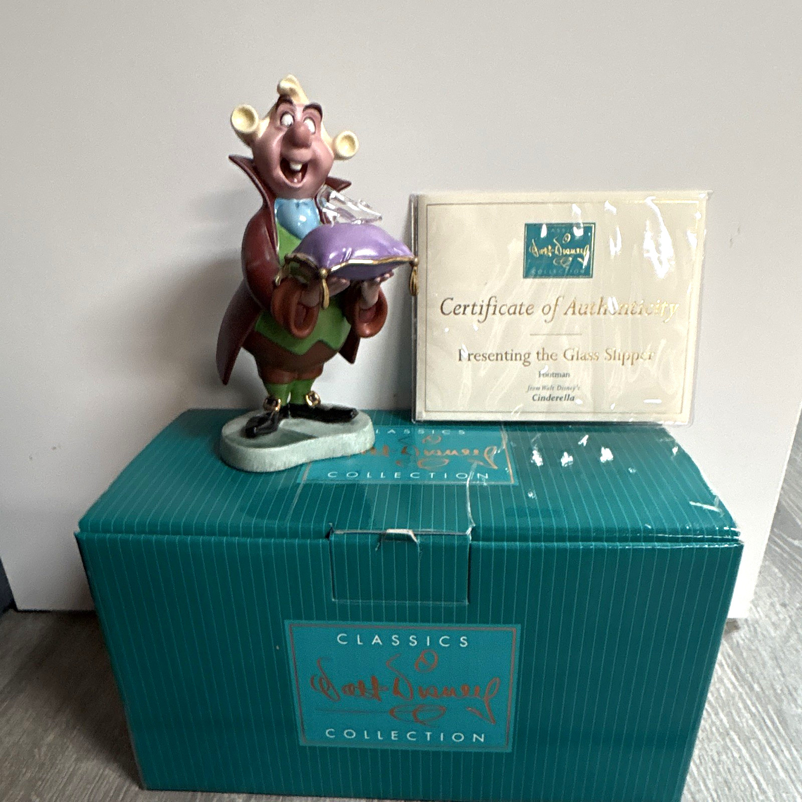 Disney WDCC Cinderella Footman Presenting the Glass Slipper Figurine 6 Disney WDCC Cinderella Footman Presenting the Glass Slipper Figurine 6