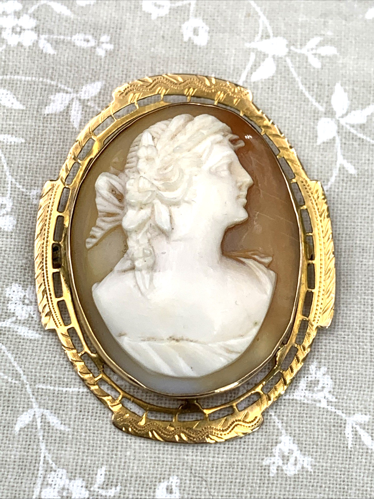 Vintage Antique 10k Yellow Gold Cameo Brooch 6.2g 38.6 x 30.6 mm