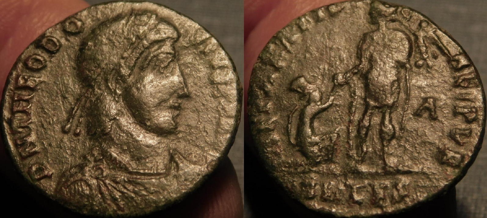 MRTWN Theodosius I AE2 Theodosius standing holding Victory Raising Kneeling Wmn