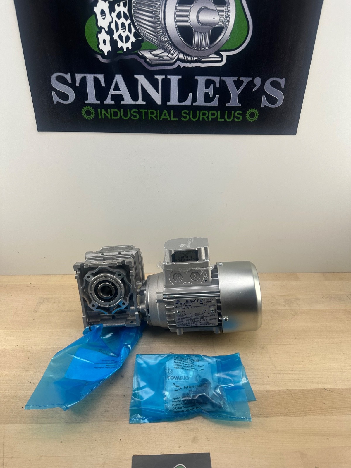 Motovario TH63B4 NMRV040 Gear Motor 15:1 Ratio New Motovario TH63B4 NMRV040 Gear Motor 15:1 Ratio New