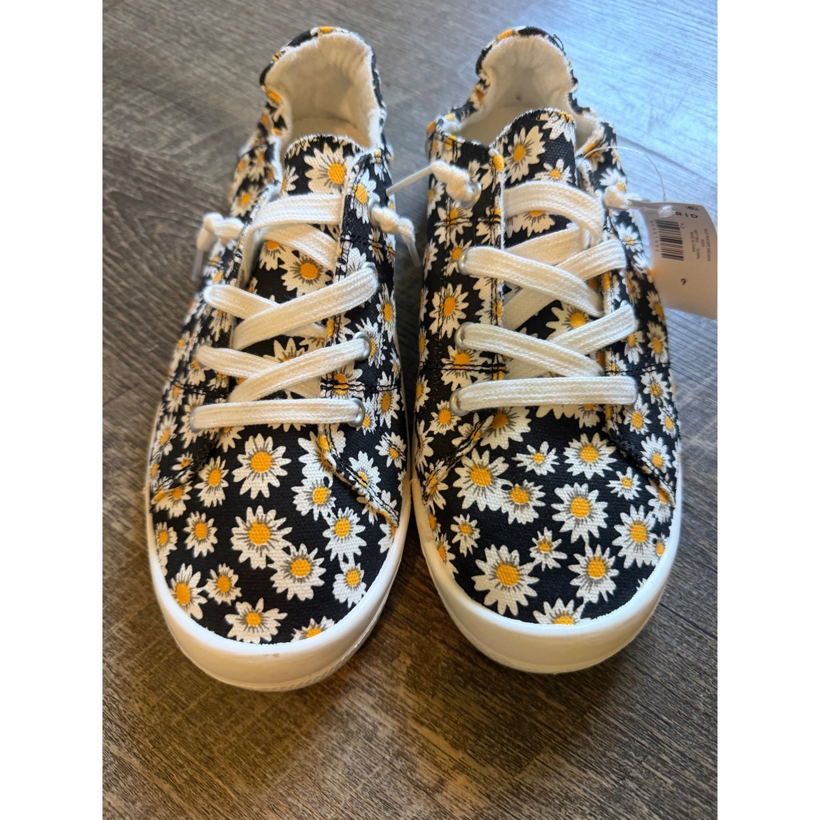 Torrid Riley Ruched Daisy Floral Sneakers Black White Yellow Wide Width 9 NEW Torrid Riley Ruched Daisy Floral Sneakers Black White Yellow Wide Width 9 NEW