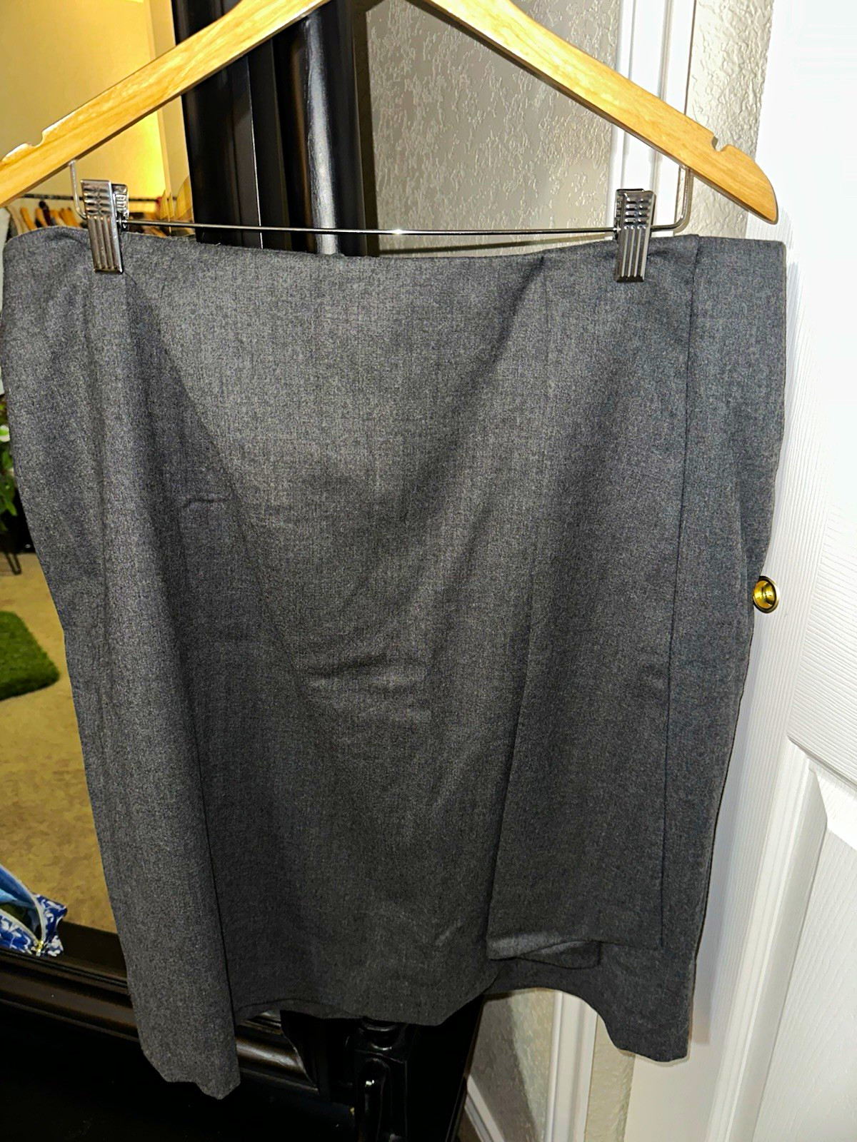 NWT Talbots Gray Solid Wool Lined Pencil Skirt w pleat, Knee Length 18W Plus NWT Talbots Gray Solid Wool Lined Pencil Skirt w pleat, Knee Length 18W Plus