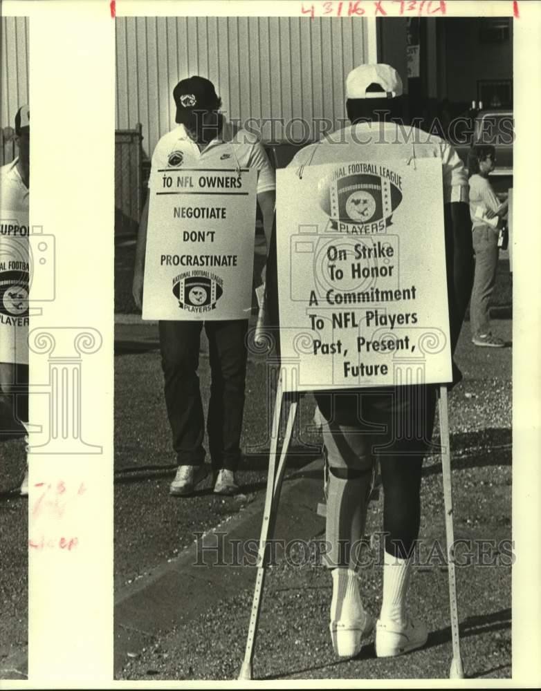 1987 Press Photo NFL football player James Geathers walks a picket line
