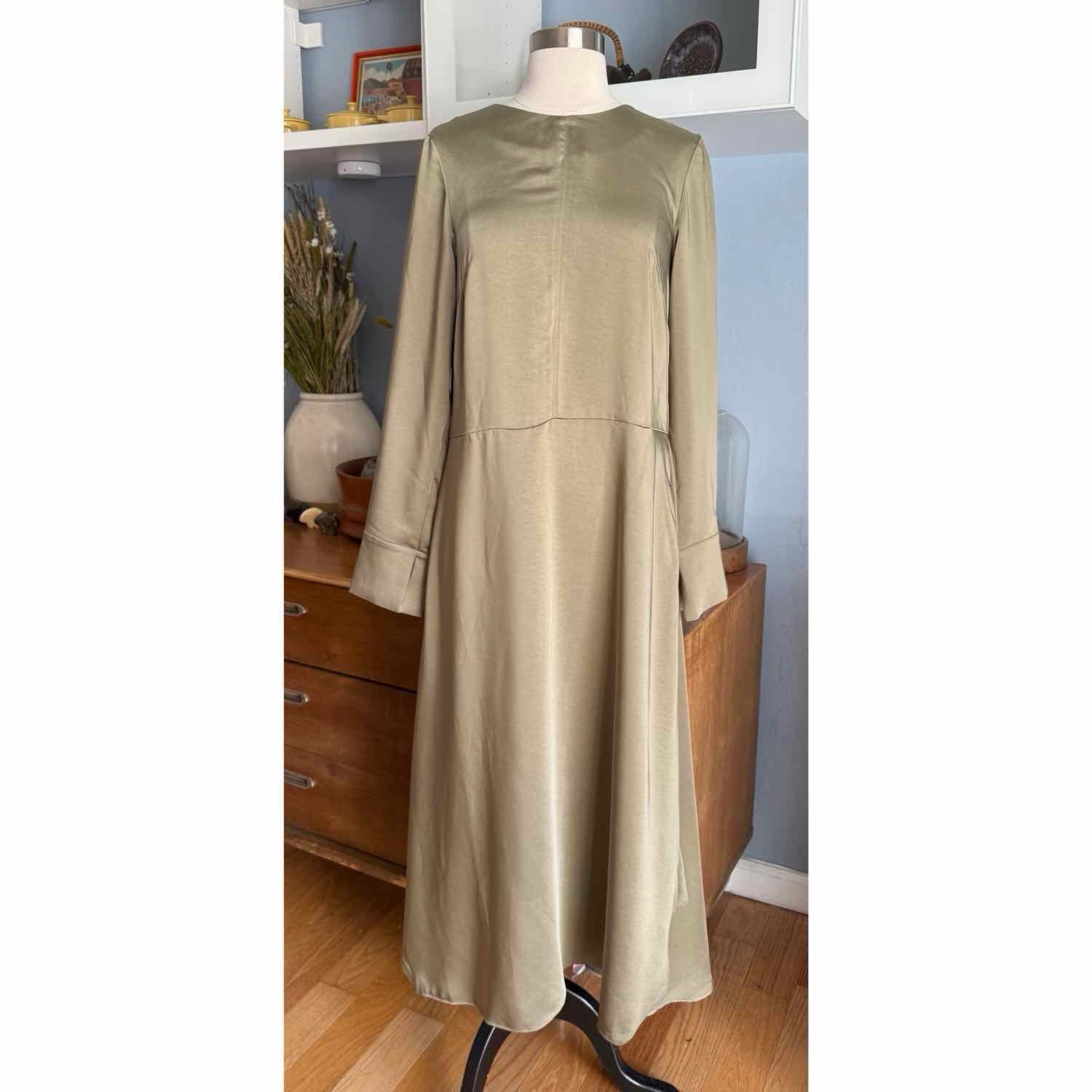 UN3D. Back flare Satin Maxi Dress Sage Green Size 38 / 2 UN3D. Back flare Satin Maxi Dress Sage Green Size 38 / 2