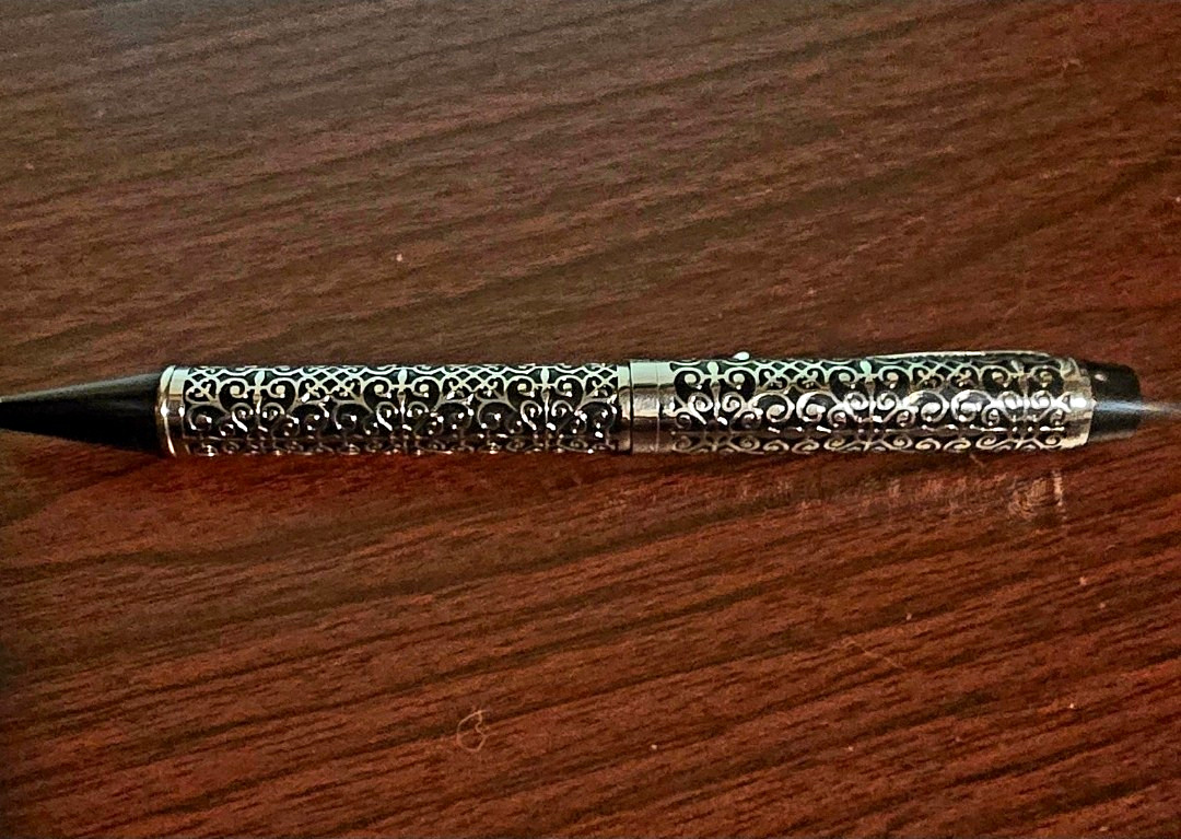 Rare MARQUIS by Waterford embossed filigree metal ballpoint twist pen.