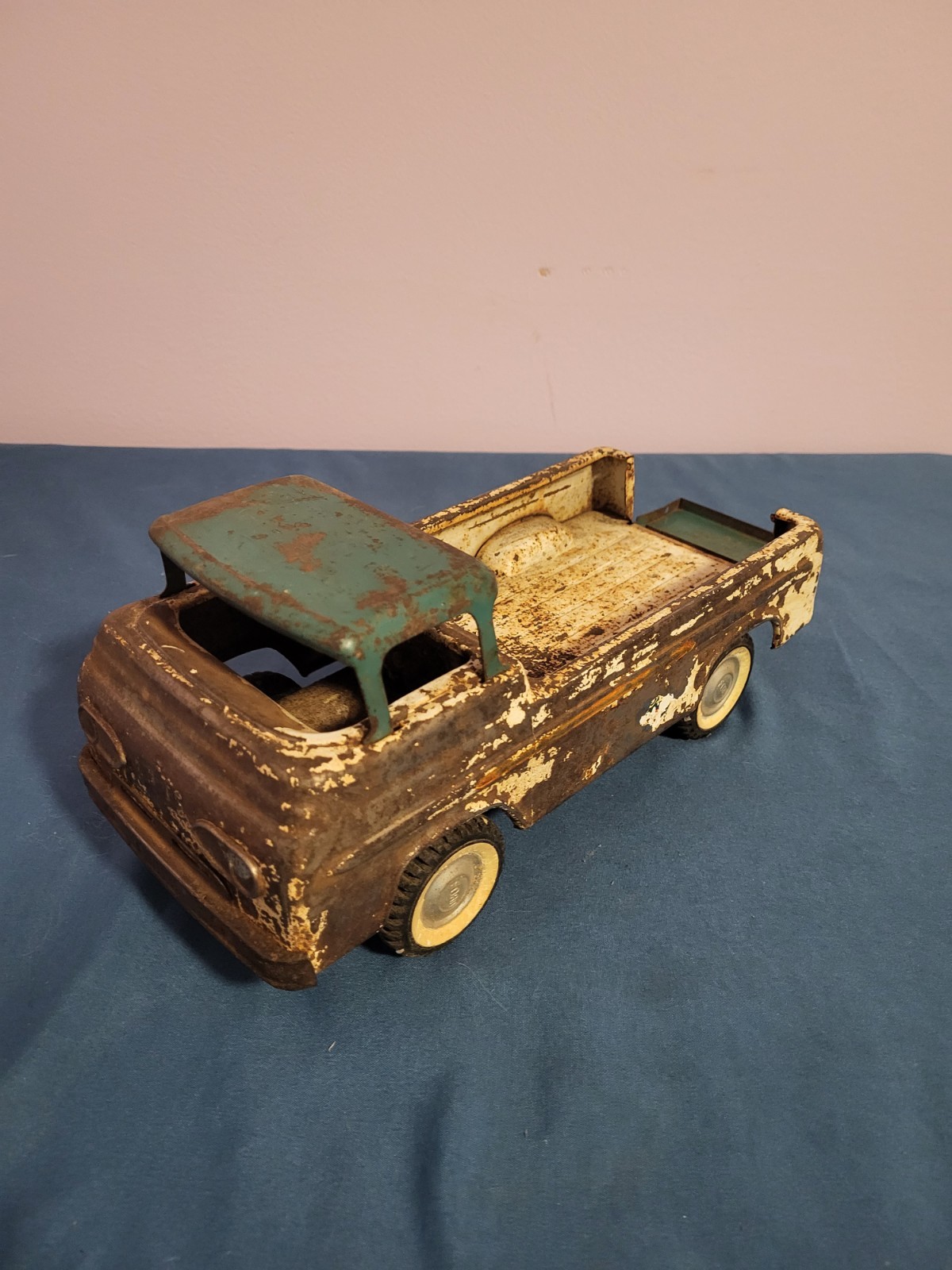 NYLINT Vintage Pressed Steel Ford Pickup Truck Toy White/Green Made in the USA NYLINT Vintage Pressed Steel Ford Pickup Truck Toy White/Green Made in the USA