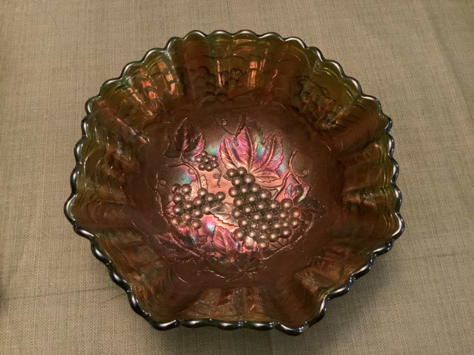 Vintage IMPERIAL GRAPE GREEN CARNIVAL GLASS LARGE 10” BOWL CONTEMPORARY HTF Vintage IMPERIAL GRAPE GREEN CARNIVAL GLASS LARGE 10” BOWL CONTEMPORARY HTF