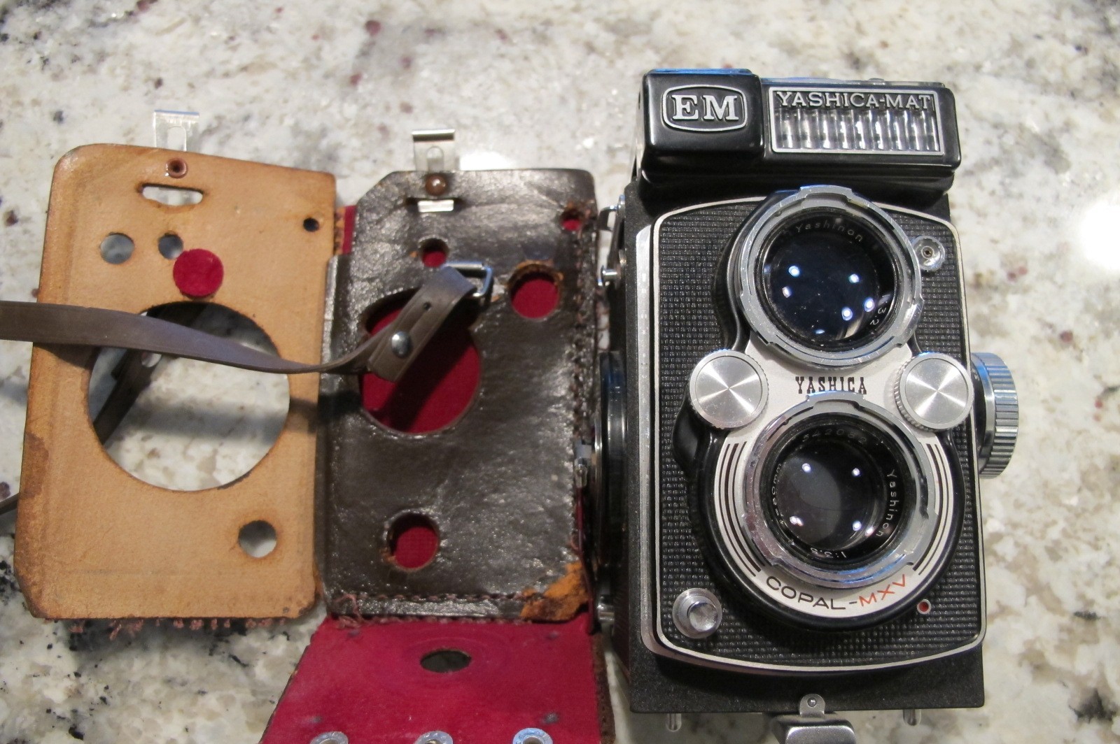 Vintage Yashica-Mat EM TLR 120 Film Camera Yashinon 80mm f/3.5 lens, Excellent Vintage Yashica-Mat EM TLR 120 Film Camera Yashinon 80mm f/3.5 lens, Excellent