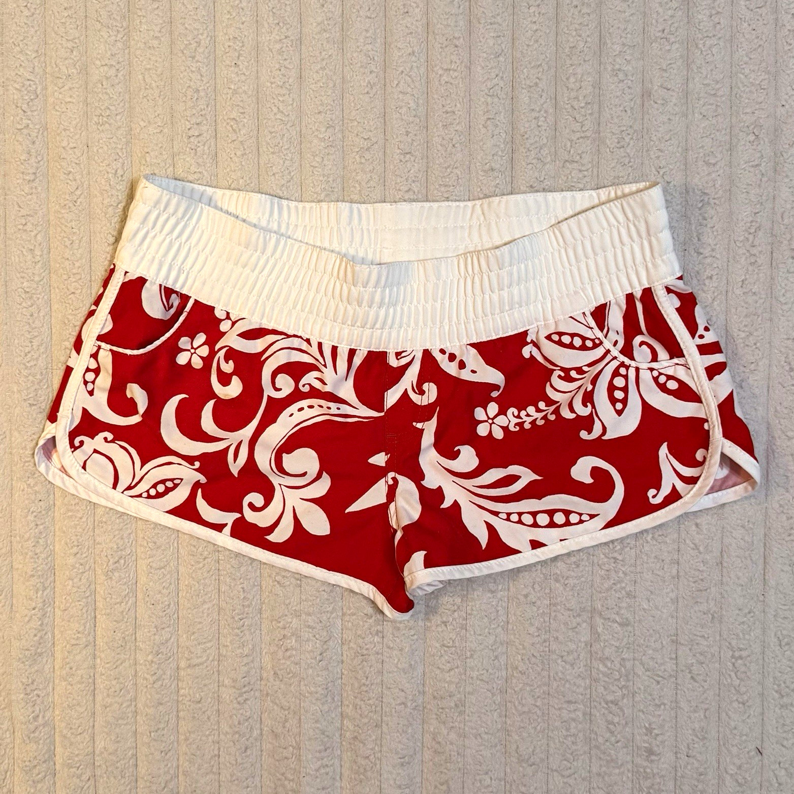 Y2K Roxy Floral Low Rise Pull-On Surf/Swim Shorts Red/White Juniors Size 5 Y2K Roxy Floral Low Rise Pull-On Surf/Swim Shorts Red/White Juniors Size 5