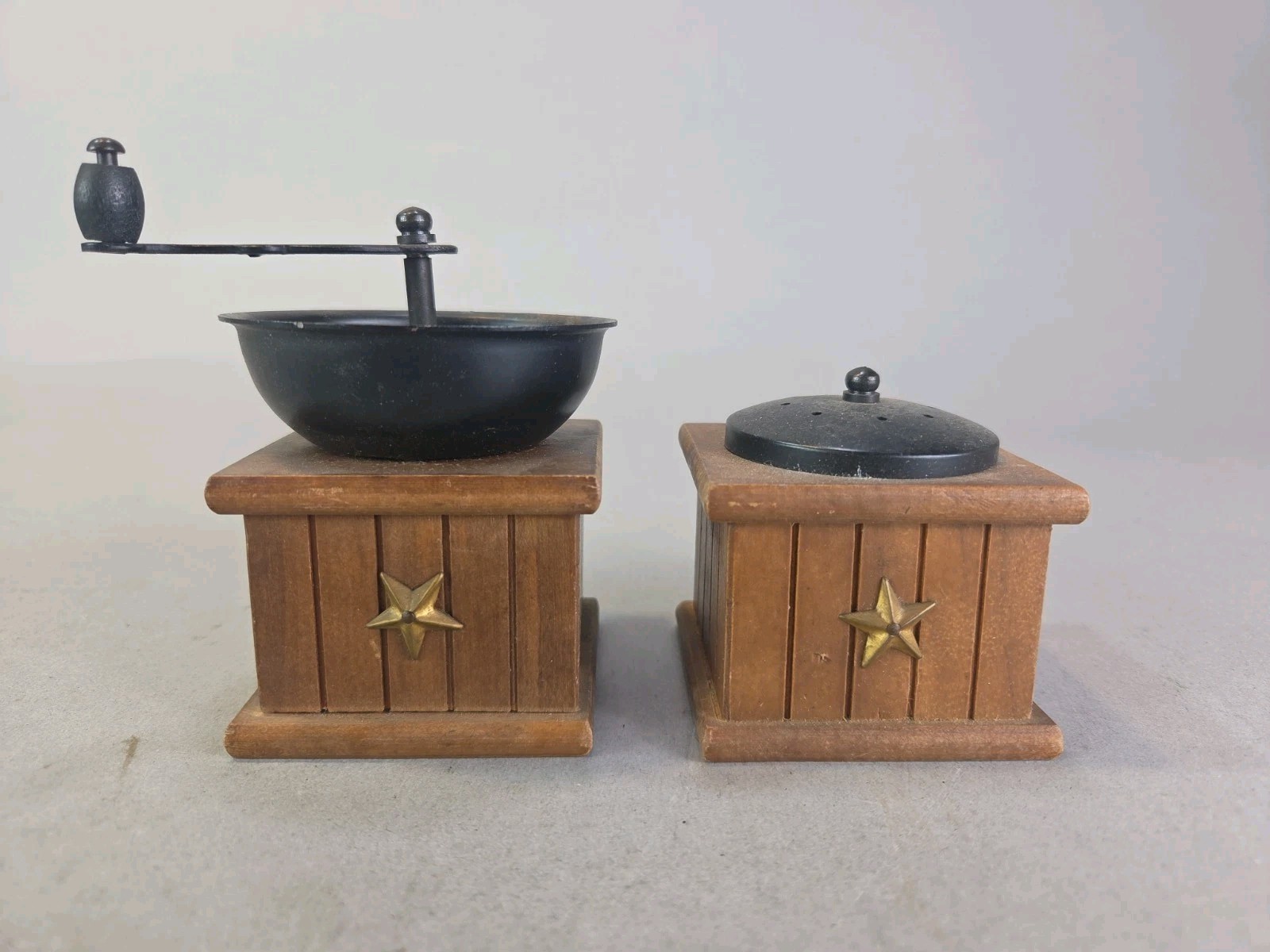 Vintage Enesco Wooden Coffee Grinder Style Salt & Pepper Grinder Shaker Set Vintage Enesco Wooden Coffee Grinder Style Salt & Pepper Grinder Shaker Set