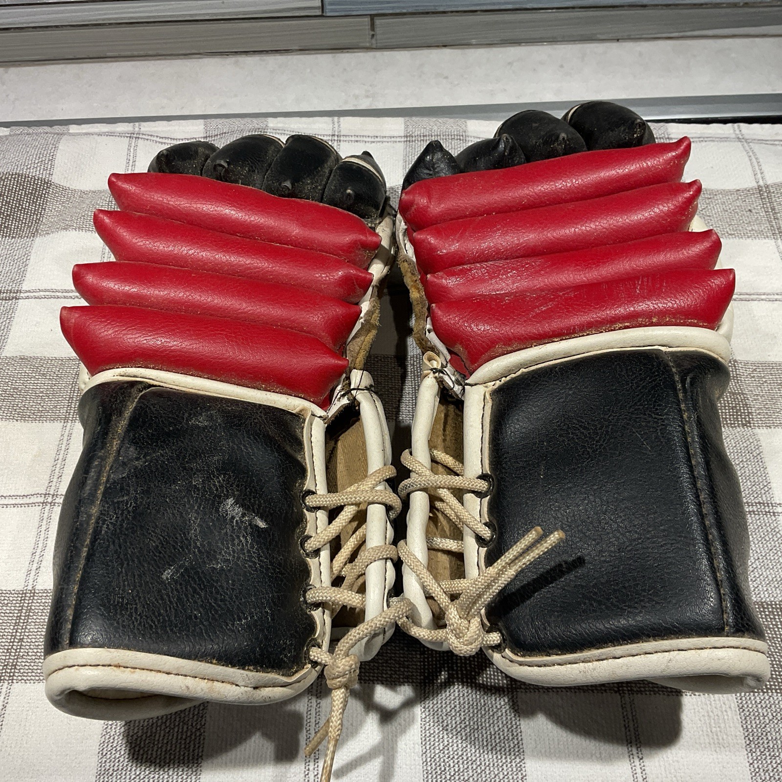 Vintage Cooper 9 Ice Hockey Gloves Vintage Cooper 9 Ice Hockey Gloves