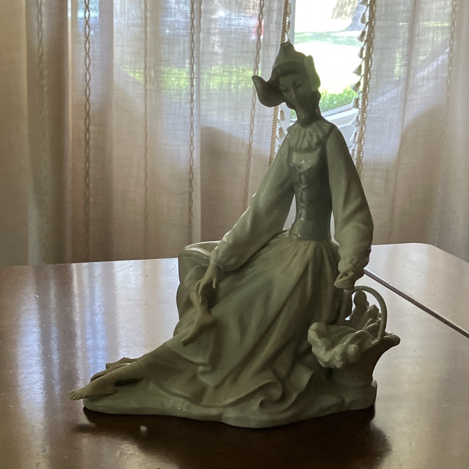 Beautiful Lladro 1077 retired Dutch girl 