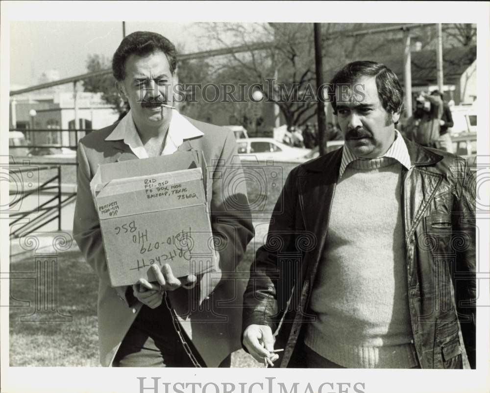 1983 Press Photo Jimmy Chagra and federal marshal after sentencing - lra61411
