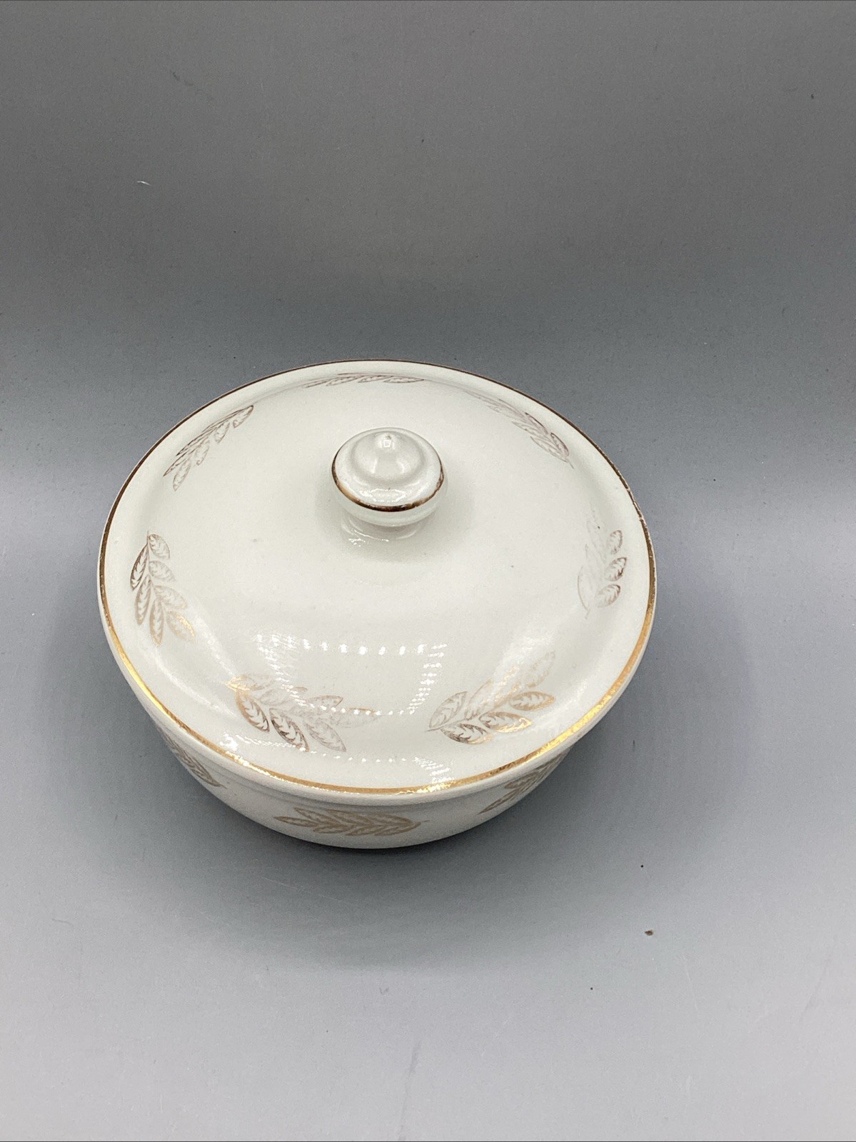 Vintage Hall’s Superior Quality Golden Oak Pattern 5.25in Ovenware Bowl W/Lid Vintage Hall’s Superior Quality Golden Oak Pattern 5.25in Ovenware Bowl W/Lid