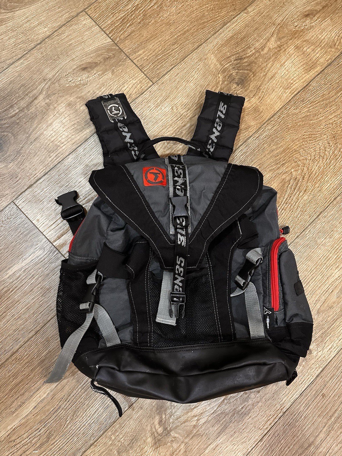 Senate Brand Red And Black BackPack Urban Transpot SNT-01-SPR-01168-07 As Is Senate Brand Red And Black BackPack Urban Transpot SNT-01-SPR-01168-07 As Is