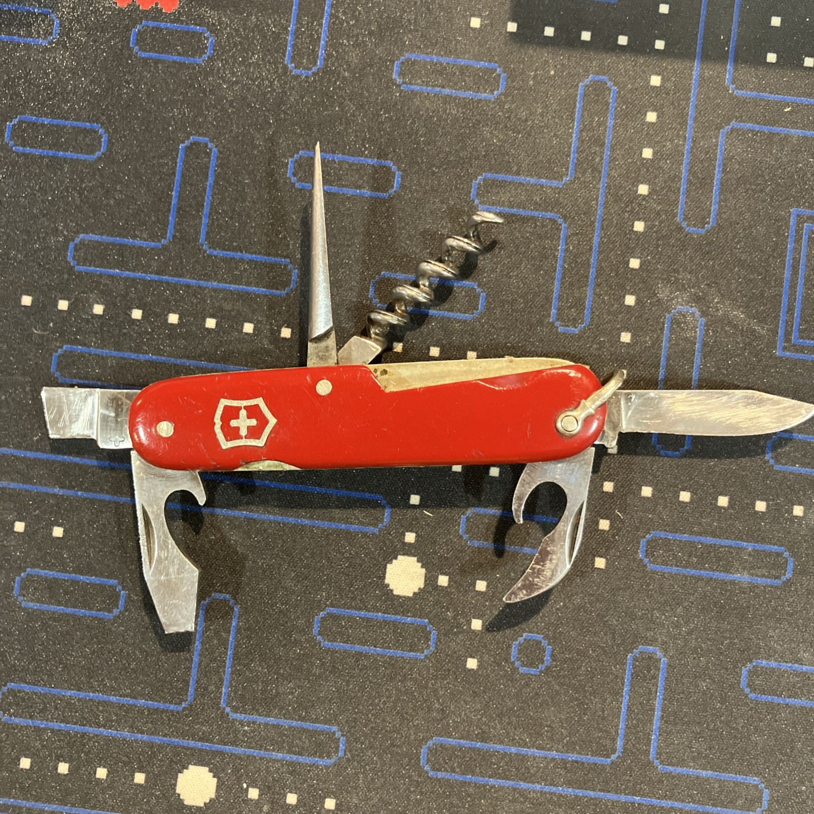 1940’s Victorinox Victoria Armee Suisse 91mm Spartan Knife Exposed Rivets Red 1940’s Victorinox Victoria Armee Suisse 91mm Spartan Knife Exposed Rivets Red