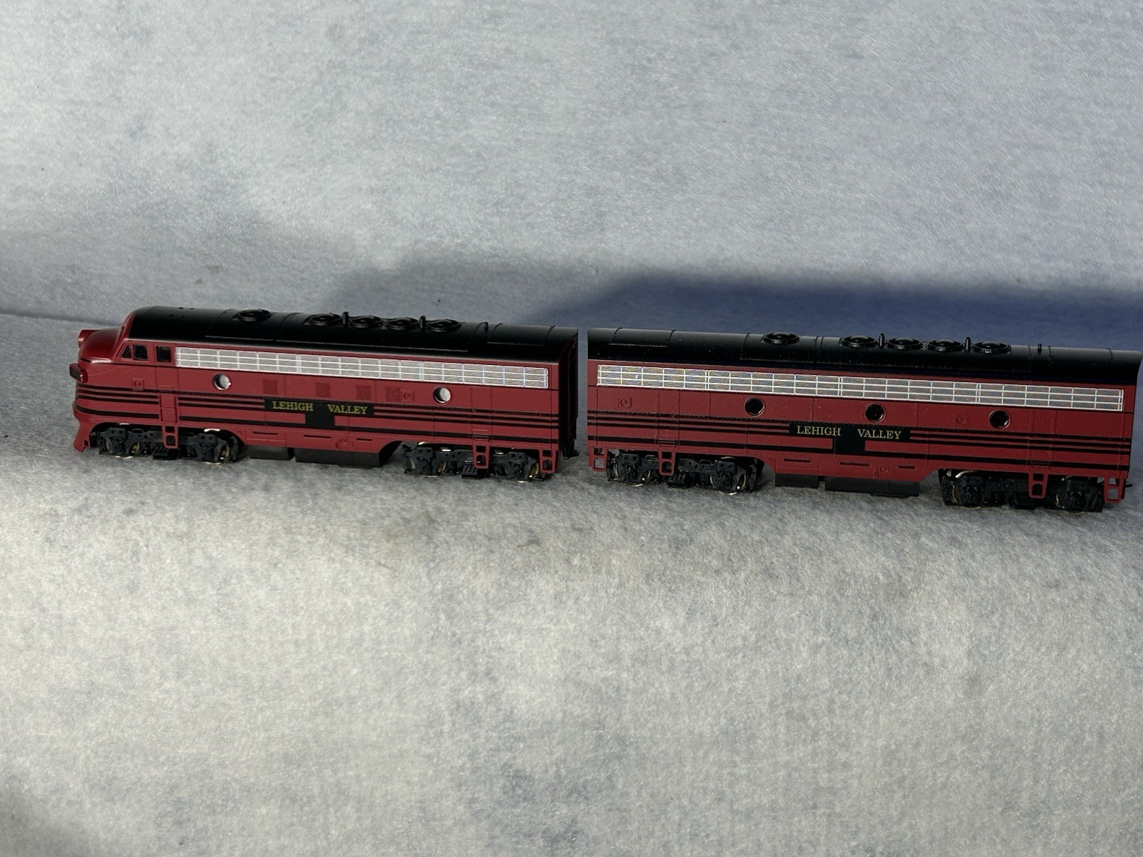 Striking Stewart/KATO Lehigh Valley RR F-7A/B Phase I Set A Pwrd./B Unpwrd. HO