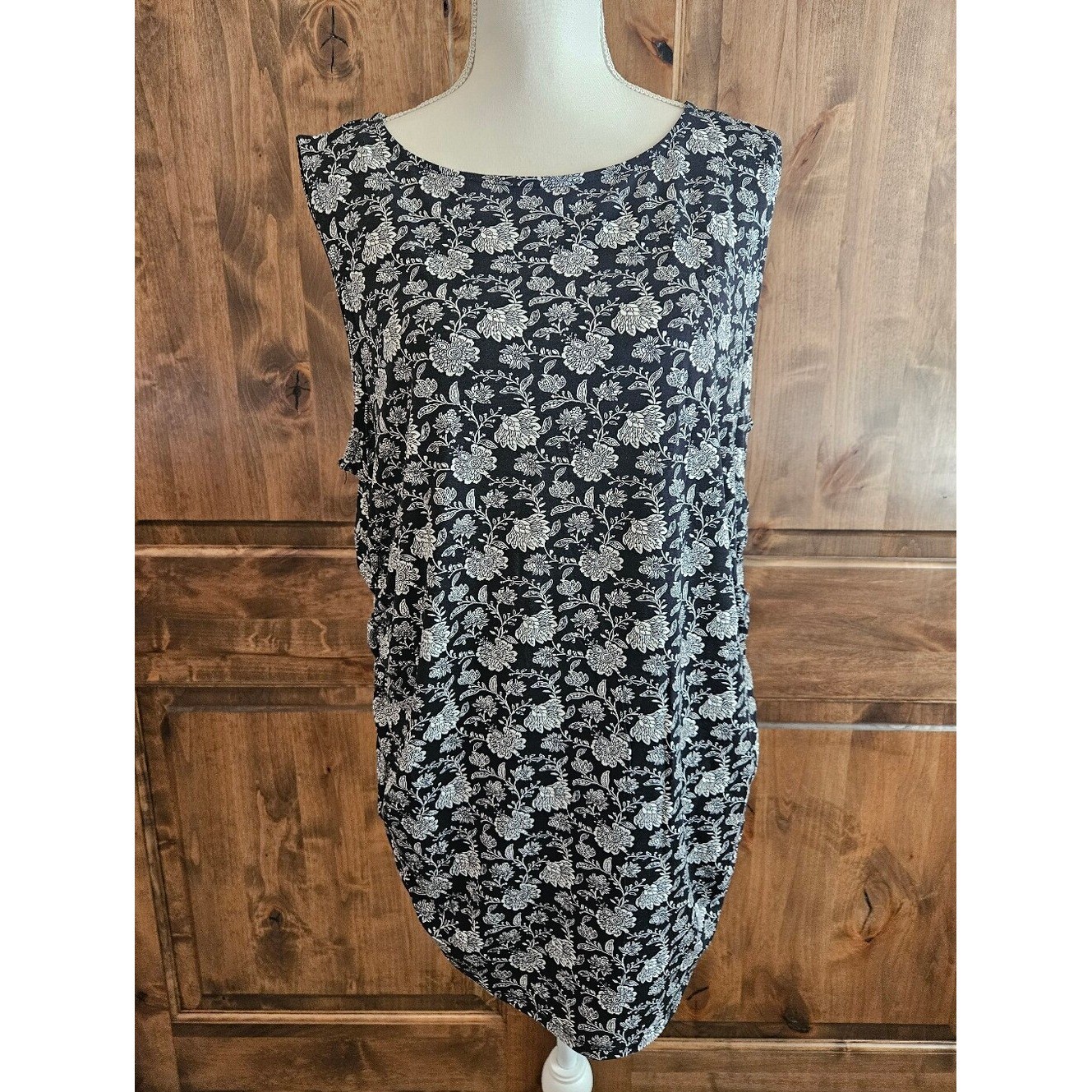 Philosophy Woman Floral Sleeveless Top Black White Plus Size 1X New Philosophy Woman Floral Sleeveless Top Black White Plus Size 1X New