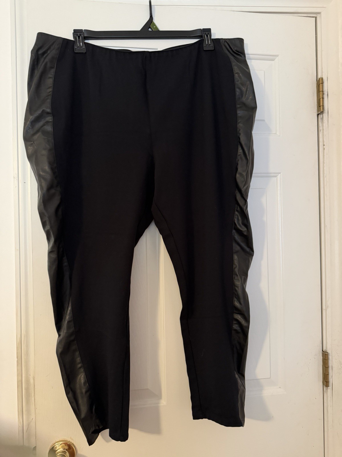 Roaman’s Plus 2X (26W/28W) Black Pants With Faux Leather Side Panels Roaman’s Plus 2X (26W/28W) Black Pants With Faux Leather Side Panels