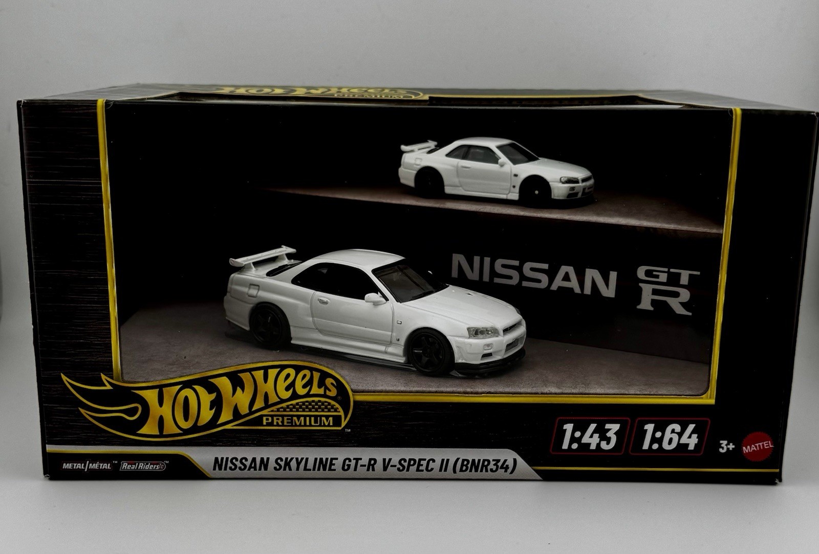 Hot Wheels Premium 1:43 & 1:64 Nissan Skyline GT-R V-Spec II BNR34 1999 White