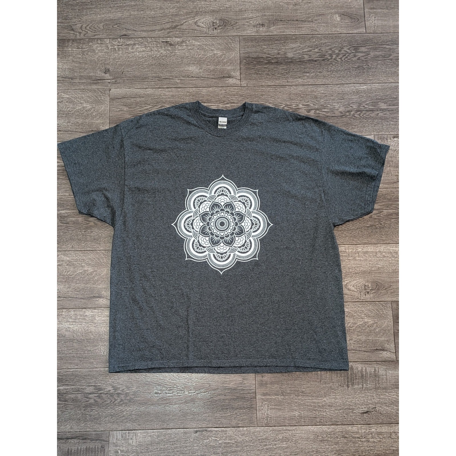 Gildan Heavy Cotton Mandala Graphic T-Shirt Mens 3XL Charcoal Heather Grey Boho