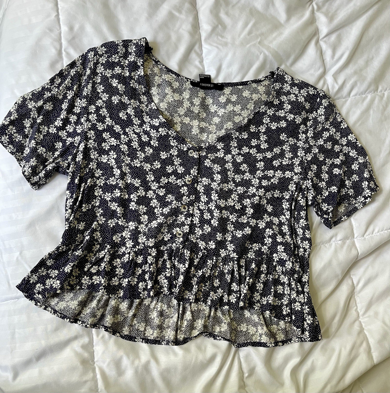 Forever 21 Women\'s Navy Blue White Floral Button Ruffle Cropped Blouse S Forever 21 Women\'s Navy Blue White Floral Button Ruffle Cropped Blouse S