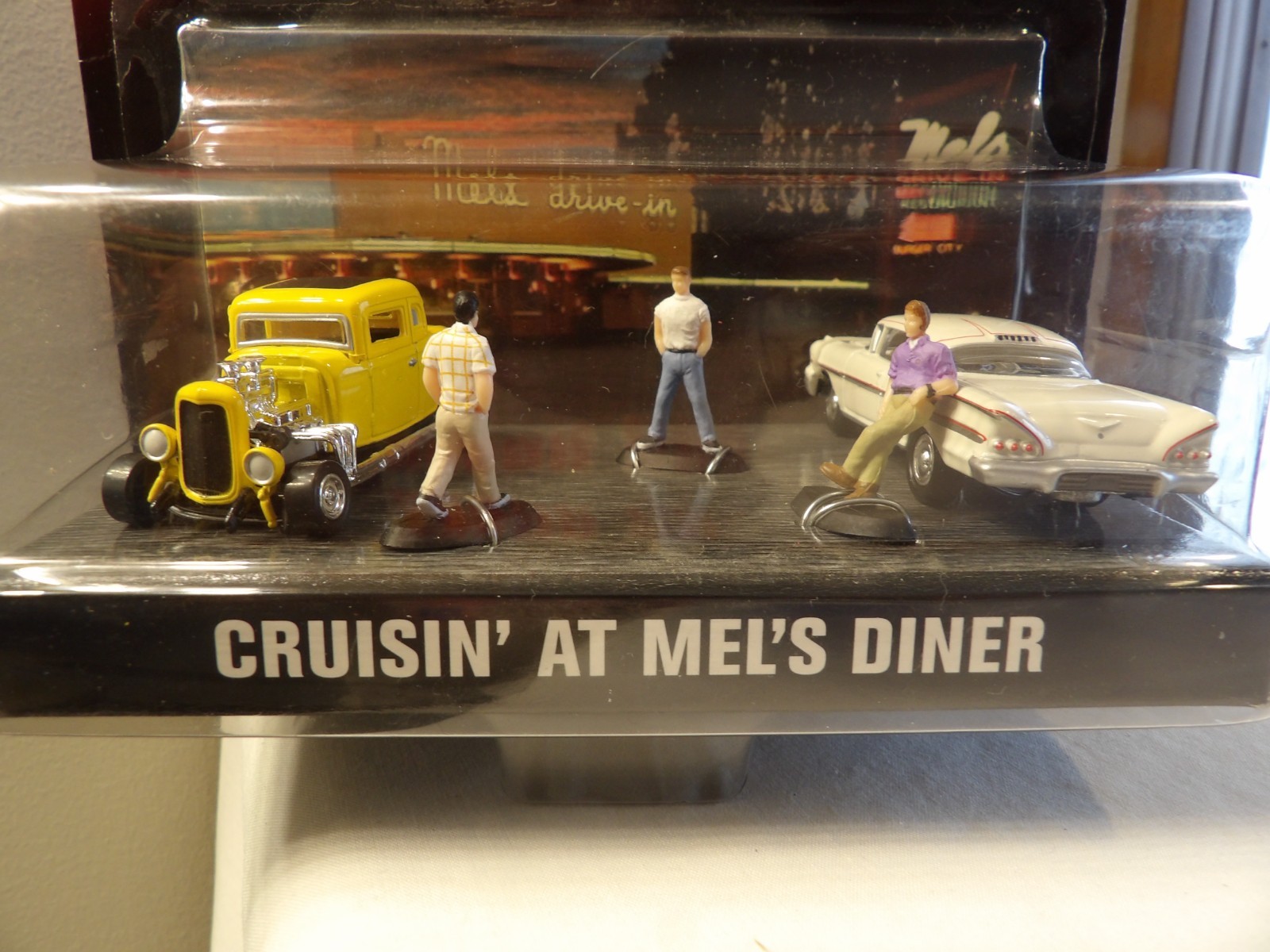 CRUISIN\' AT MEL\'S DINER           2001 JOHNNY LIGHTNING AMERICAN GRAFFITI   1:64