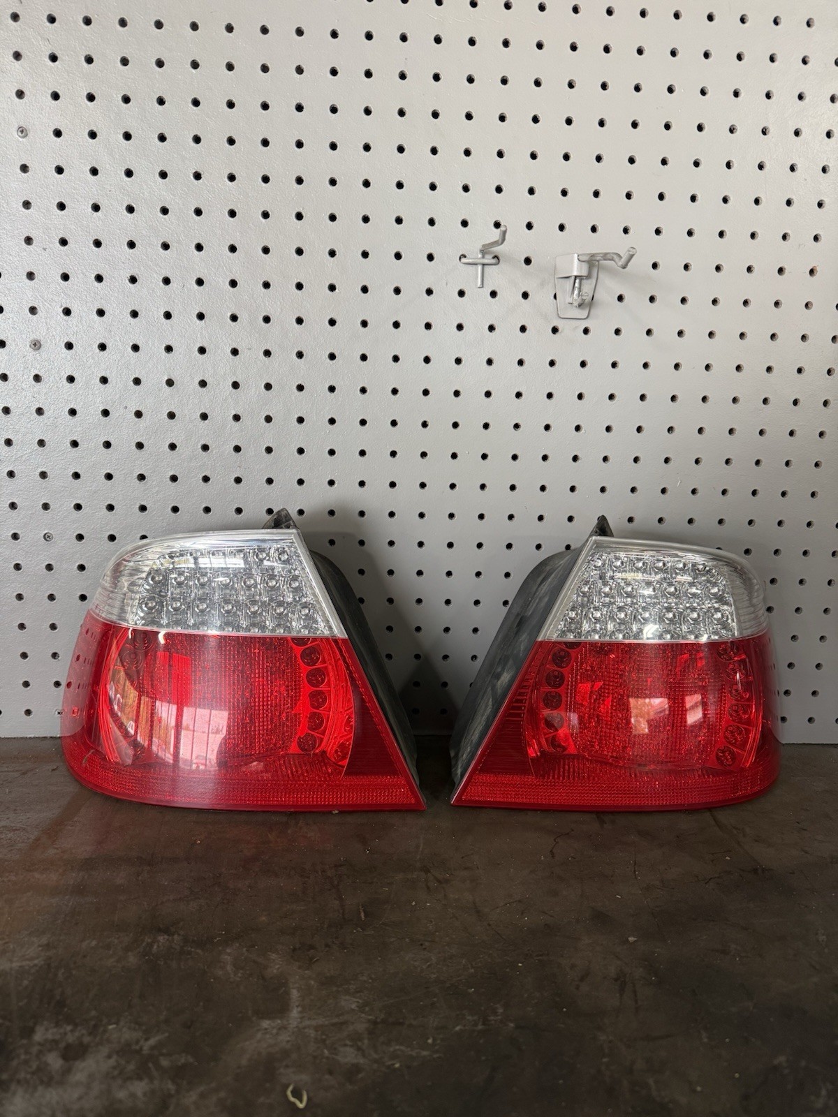 04-06 BMW E46 330ci CONVERT REAR LEFT & RIGHT LED OUTER TAIL LIGHT LAMP SET OEM