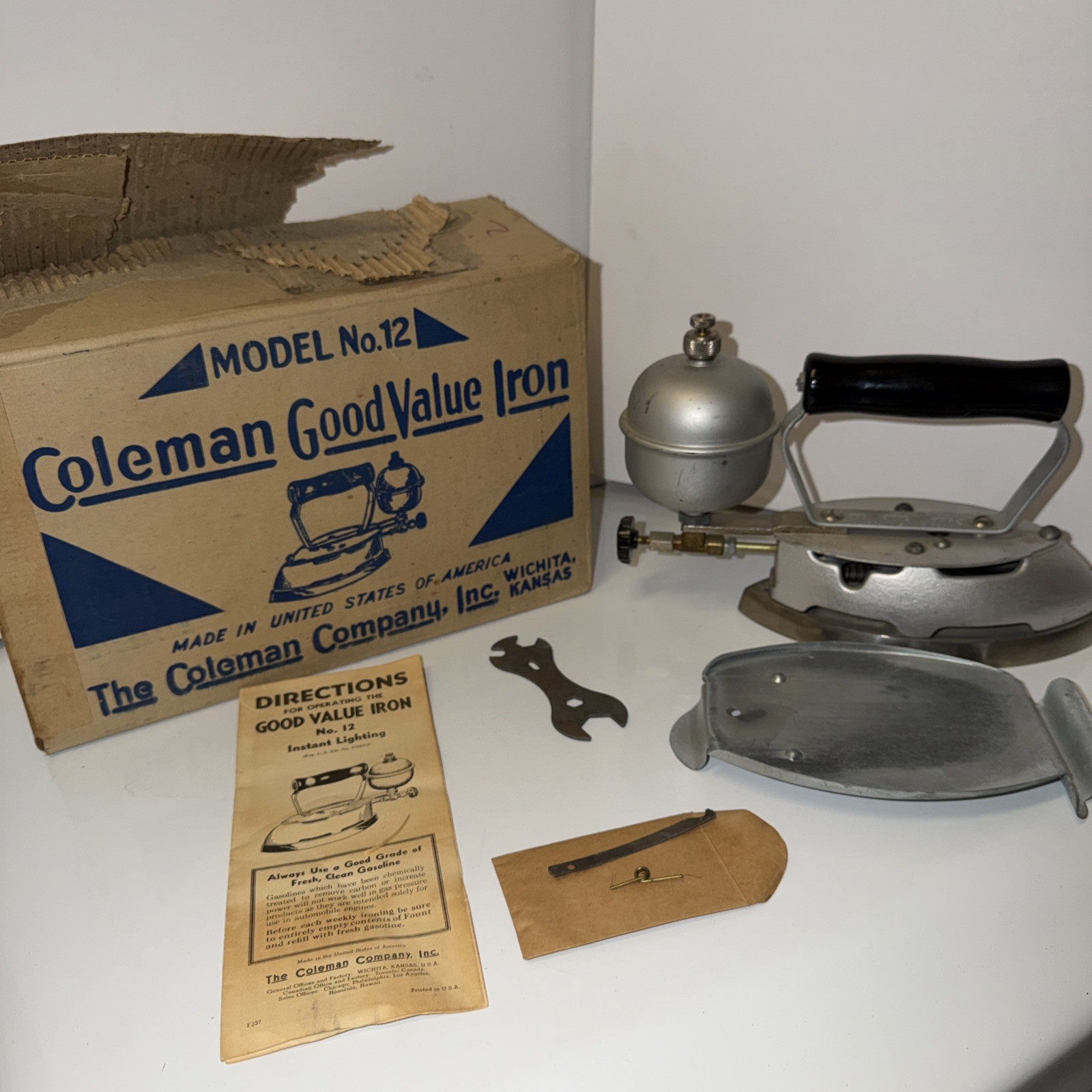 Vintage Coleman Model 12 Instant-Lite liquid fuel iron (b13) Vintage Coleman Model 12 Instant-Lite liquid fuel iron (b13)