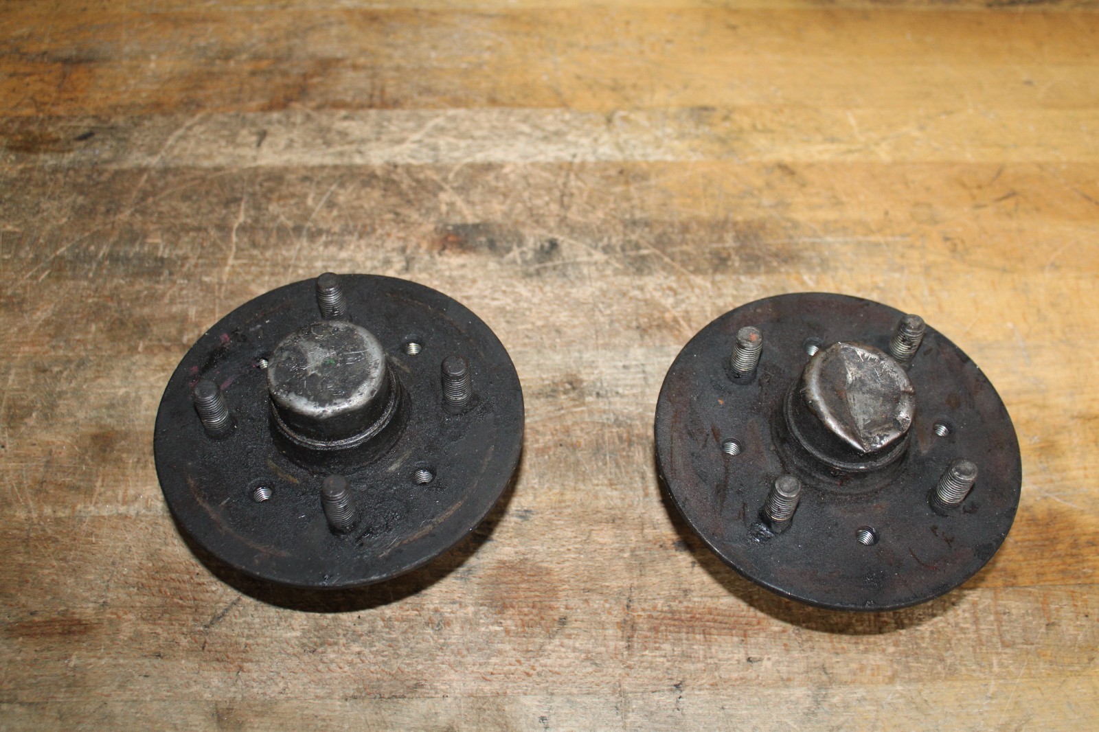 BMW 1500-2000CS 1502-2002tii Front Wheel Hub Set Left Right 2634002 E10
