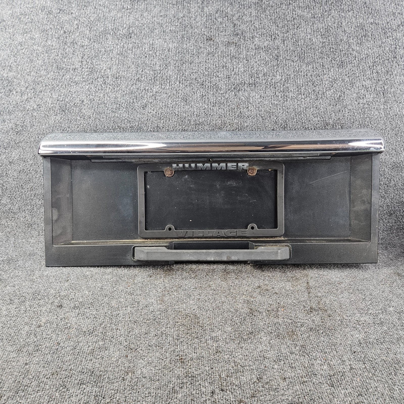 2003-2007 HUMMER H2 TAILGATE LIFTGATE LICENSE PLATE PANEL HANDLE CHROME CAP OEM 2003-2007 HUMMER H2 TAILGATE LIFTGATE LICENSE PLATE PANEL HANDLE CHROME CAP OEM