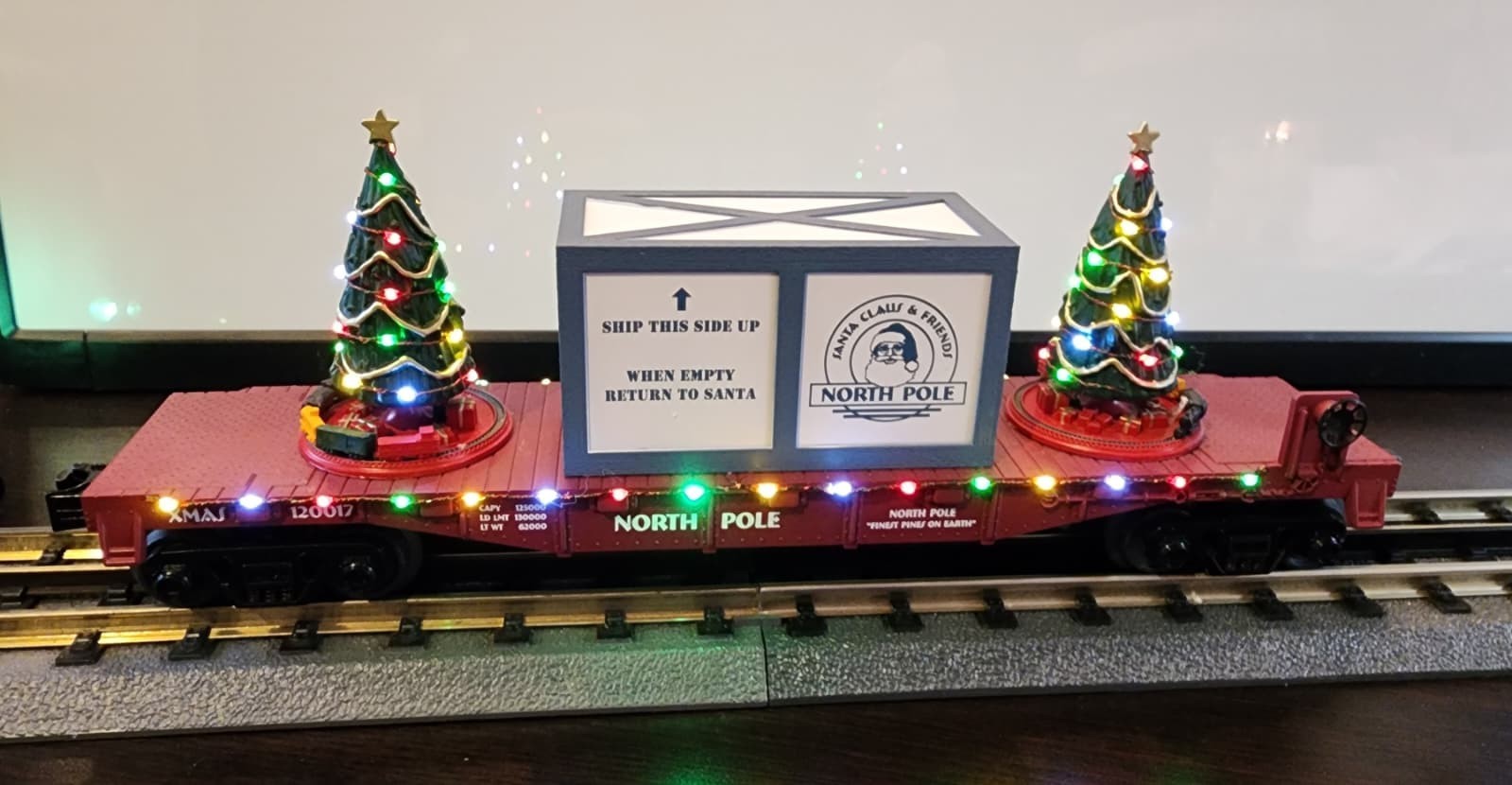 MTH RailKing 30-76682 North Pole Flat Car Lighted Christmas Trees O Gauge Box