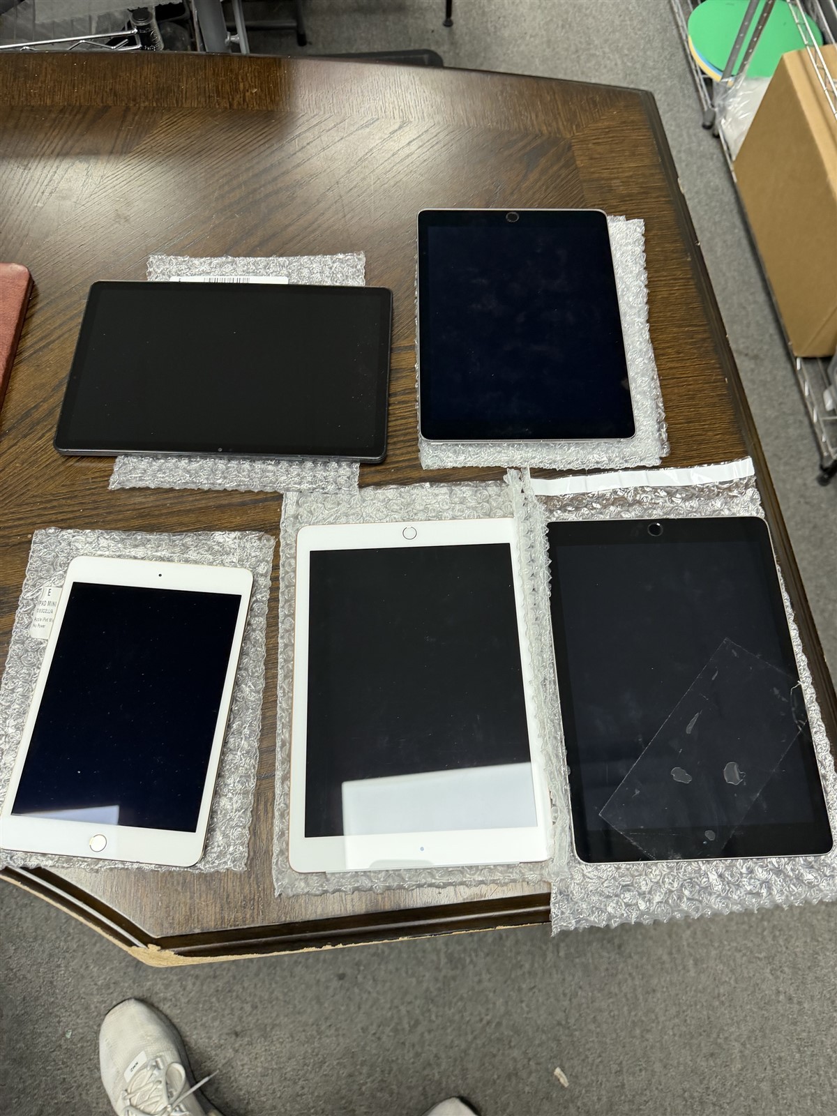 Lot of 36 Samsung, iPad, Lenovo, and Kindle Tablets Damaged JMMLOT700